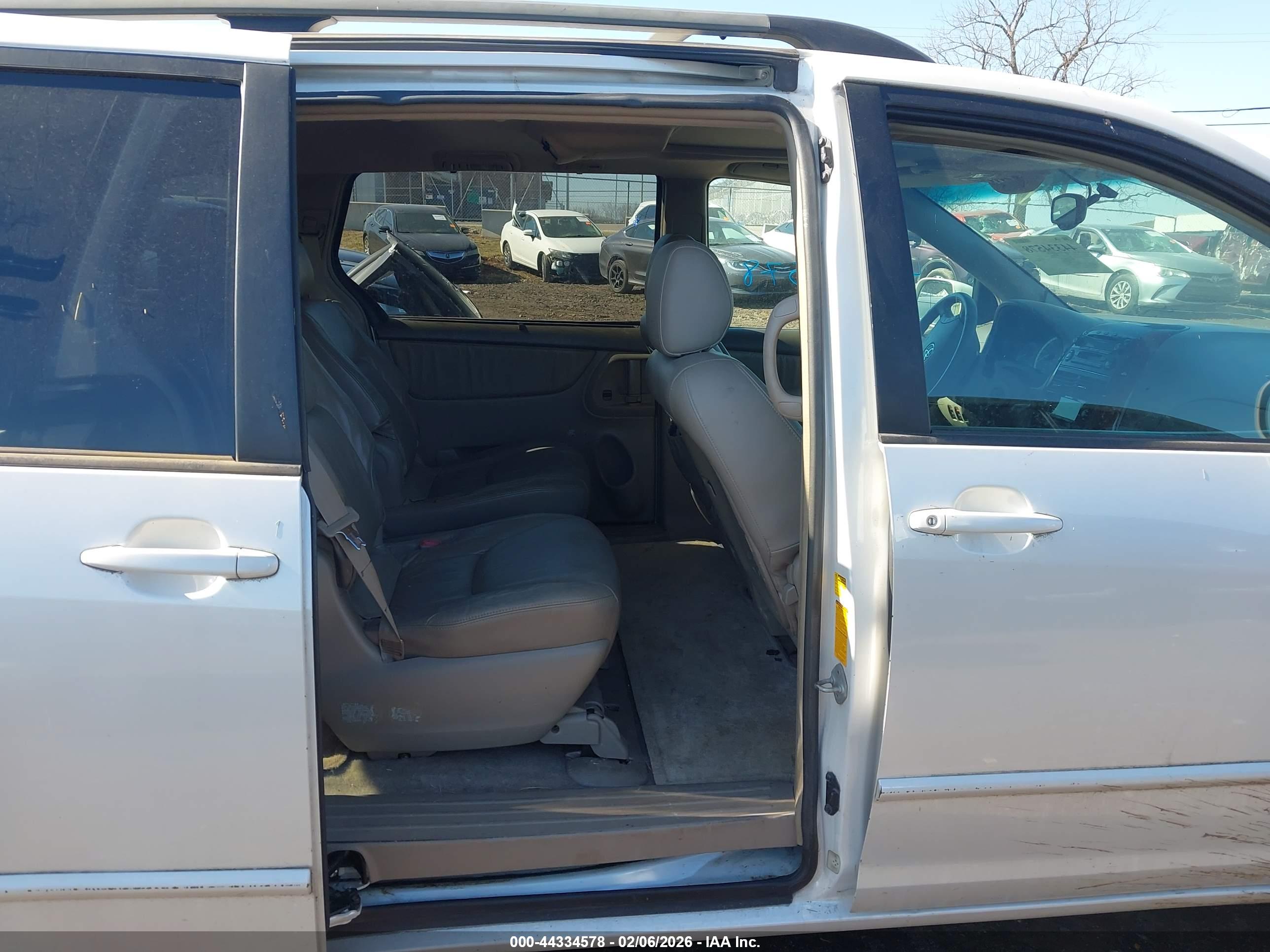 TOYOTA SIENNA image 8