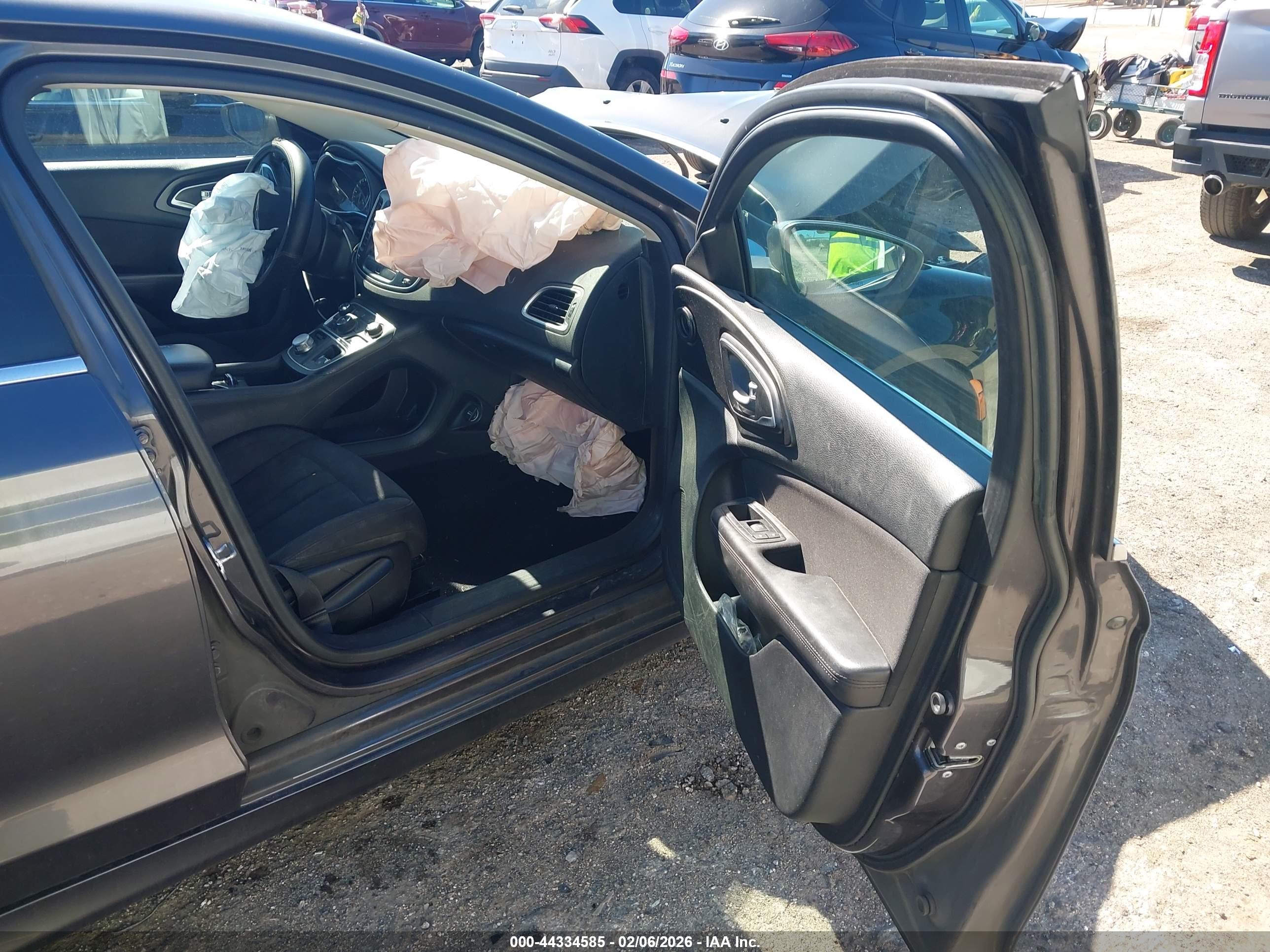 CHRYSLER 200 image 5