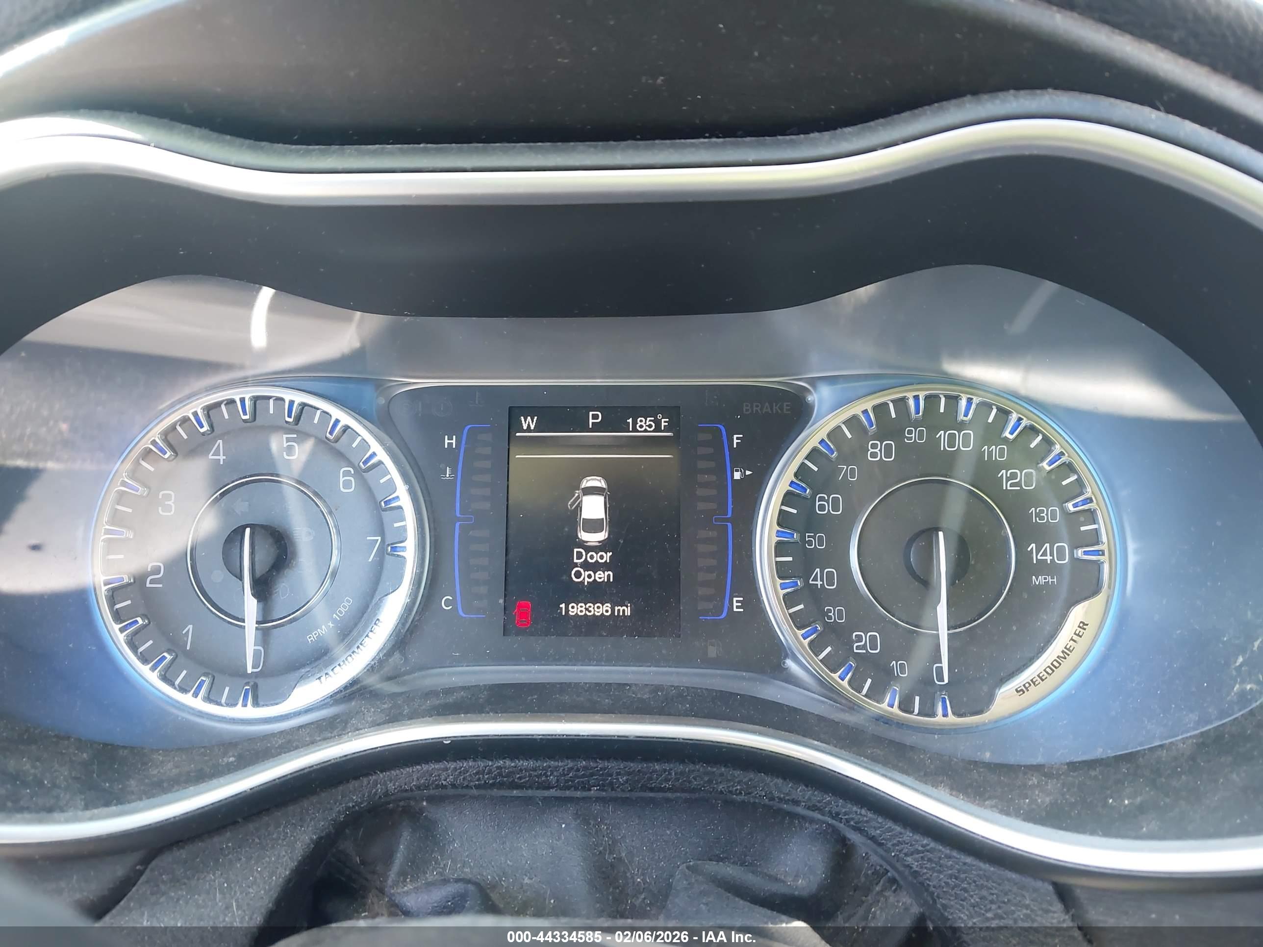 CHRYSLER 200 image 7