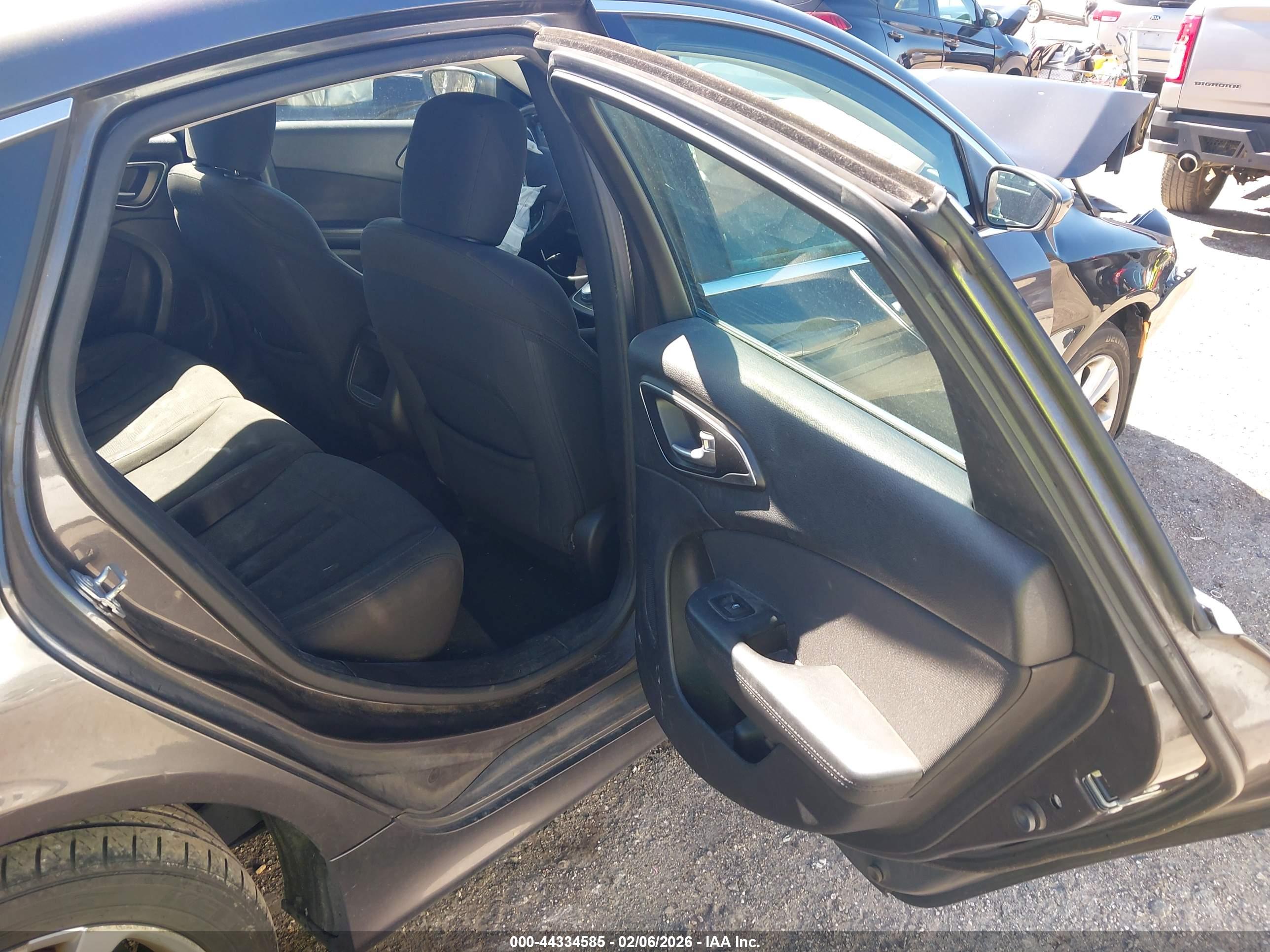 CHRYSLER 200 image 8