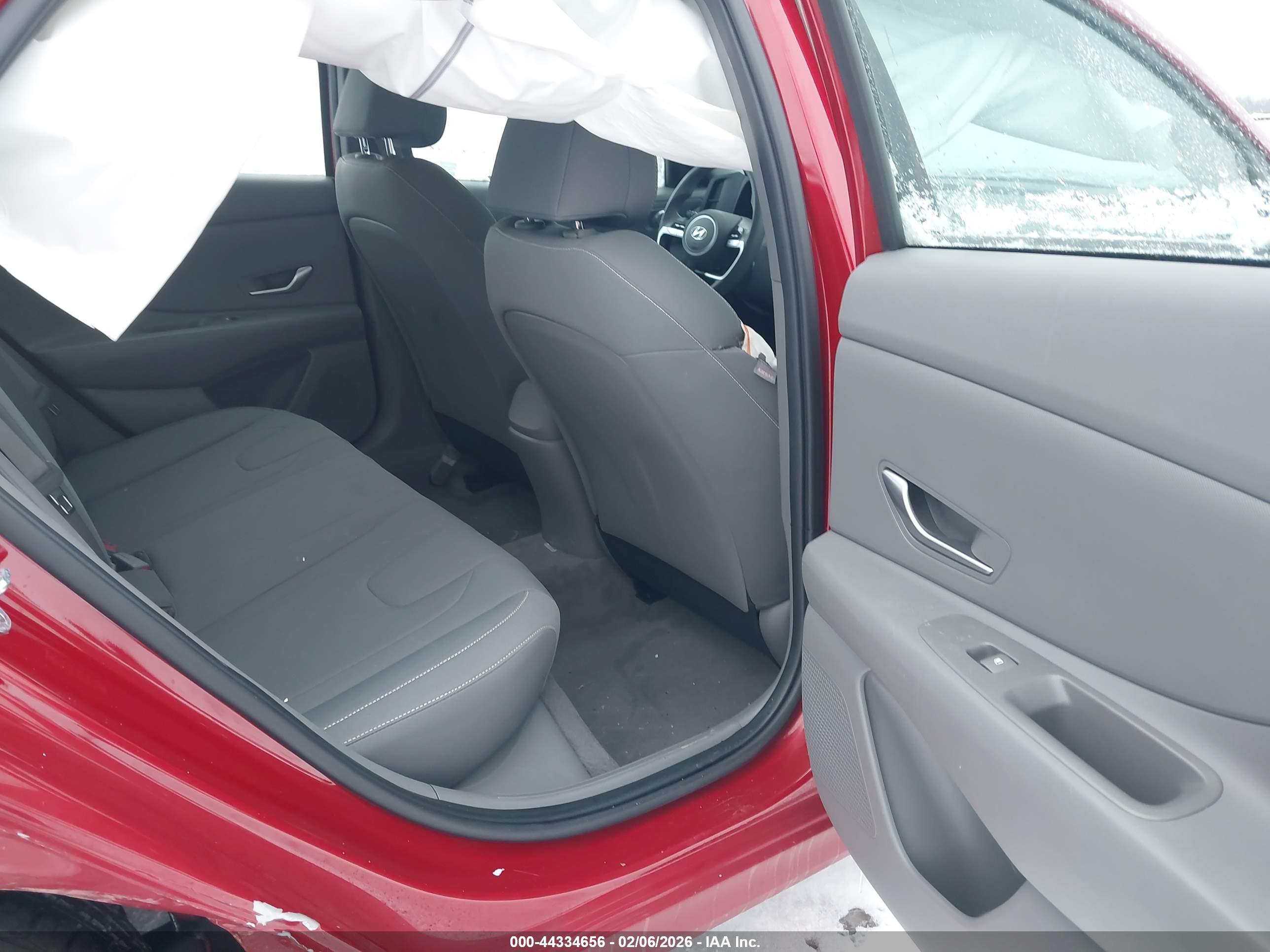 HYUNDAI ELANTRA image 8