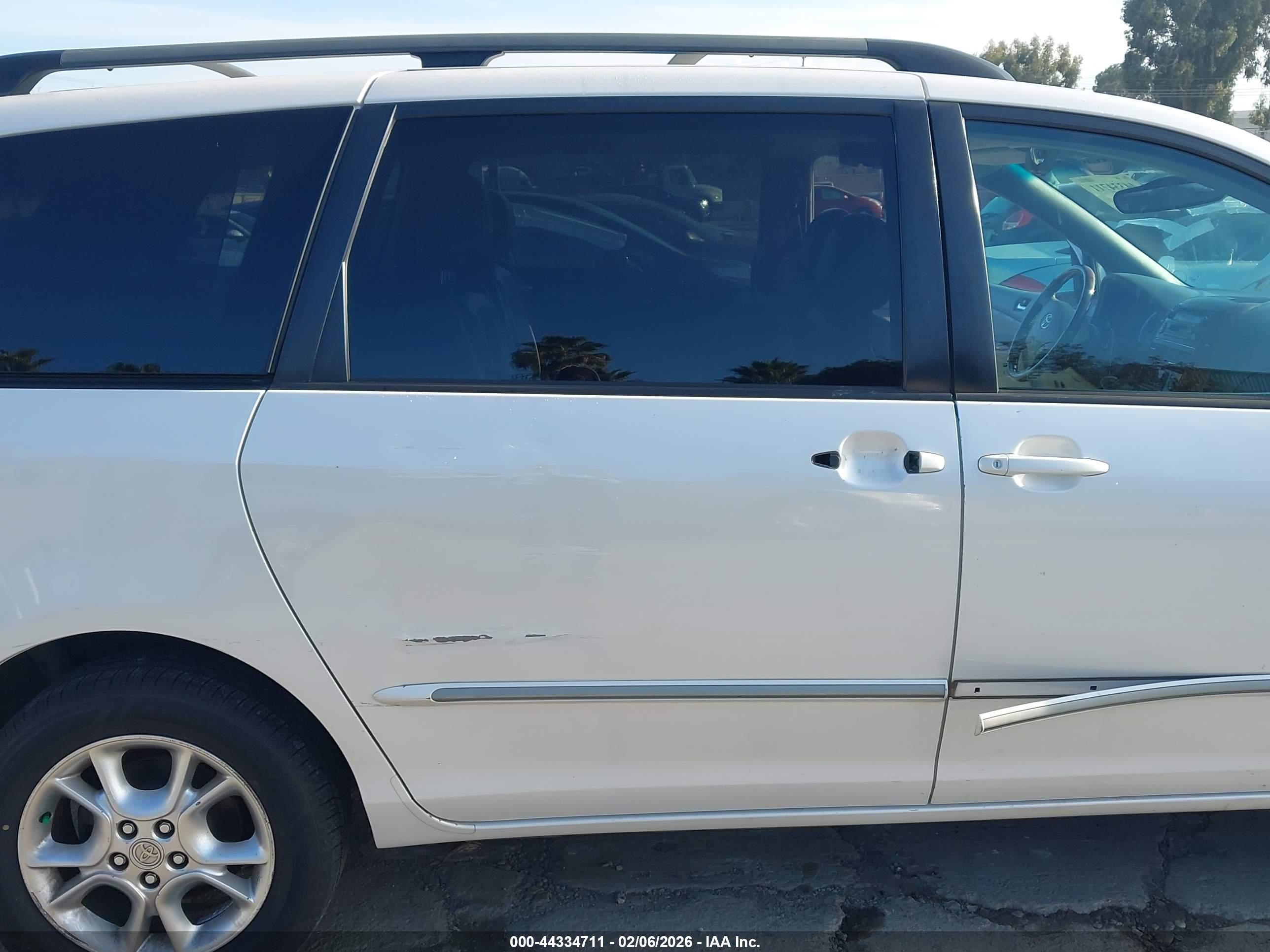 TOYOTA SIENNA image 6