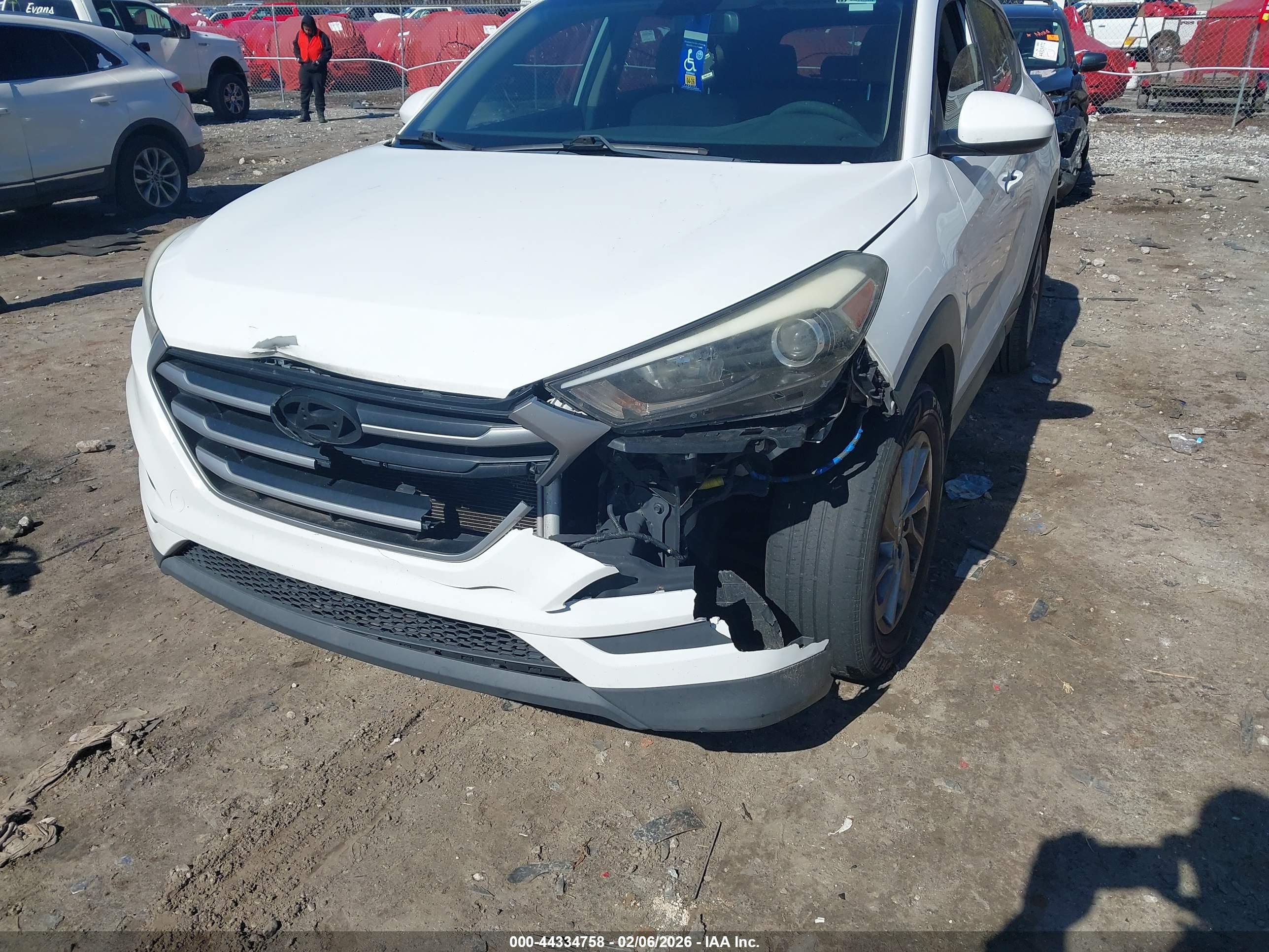 HYUNDAI TUCSON image 6