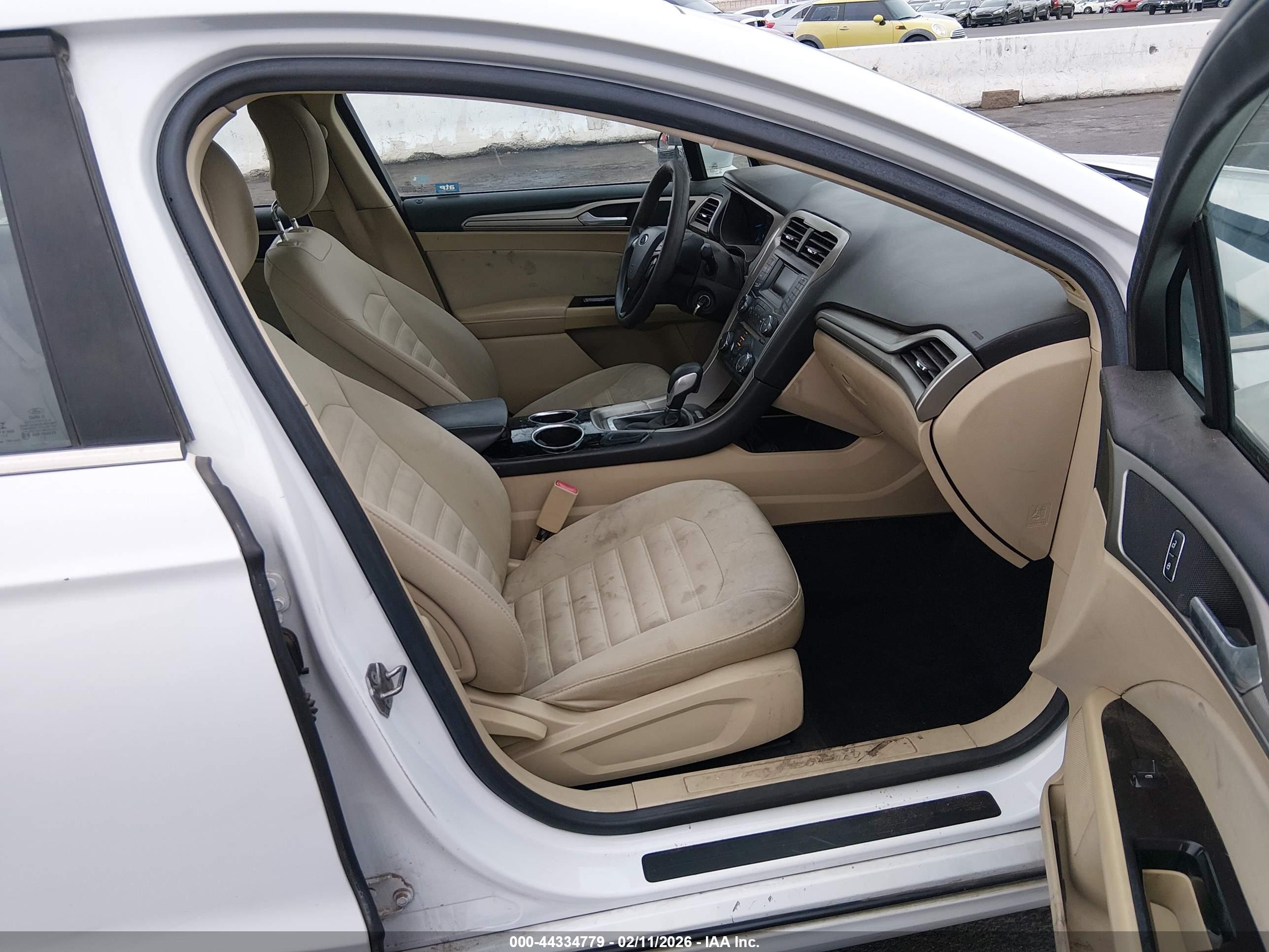 FORD FUSION image 5