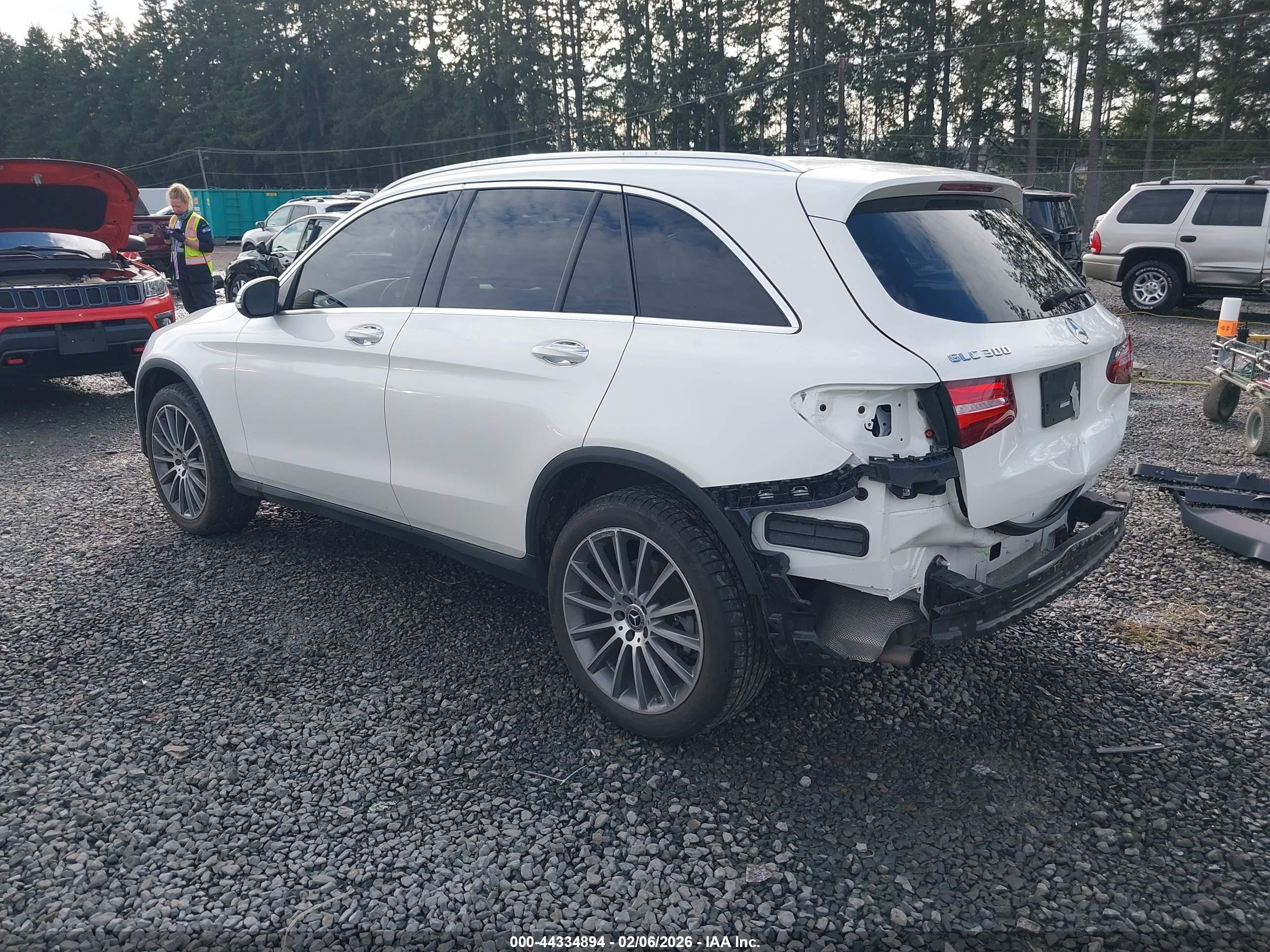 MERCEDES-BENZ GLC image 3
