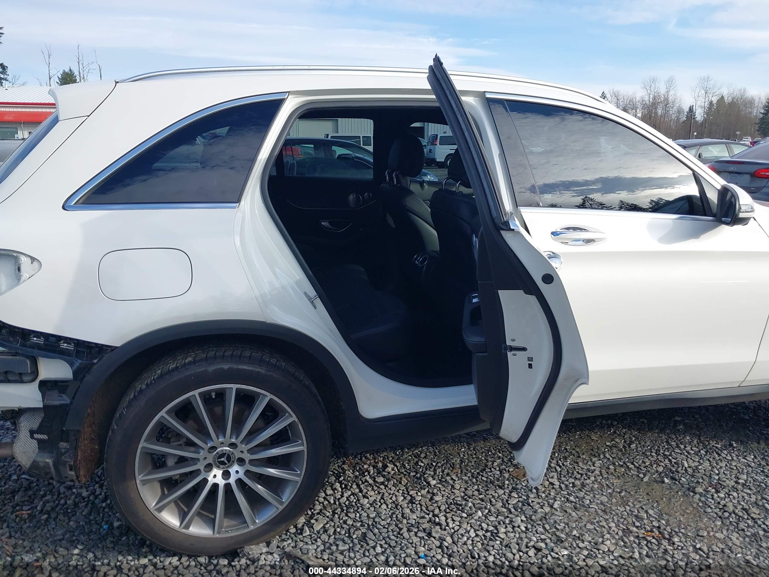 MERCEDES-BENZ GLC image 8