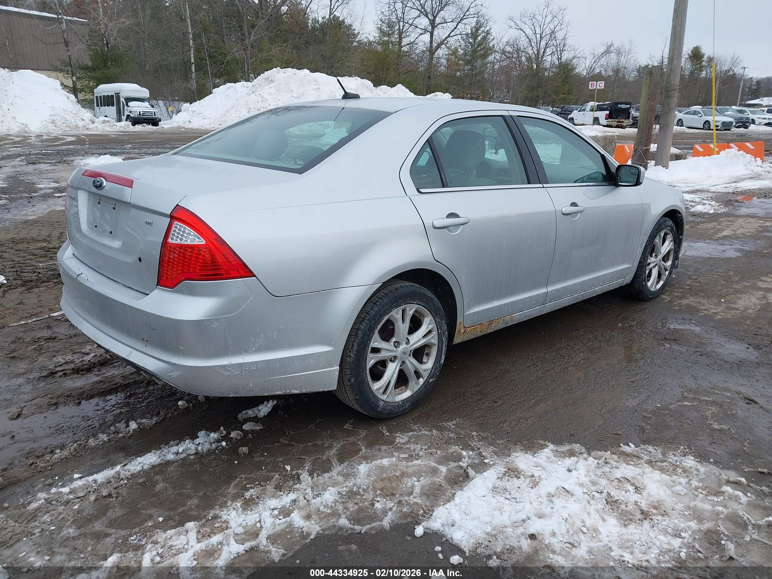 FORD FUSION image 4