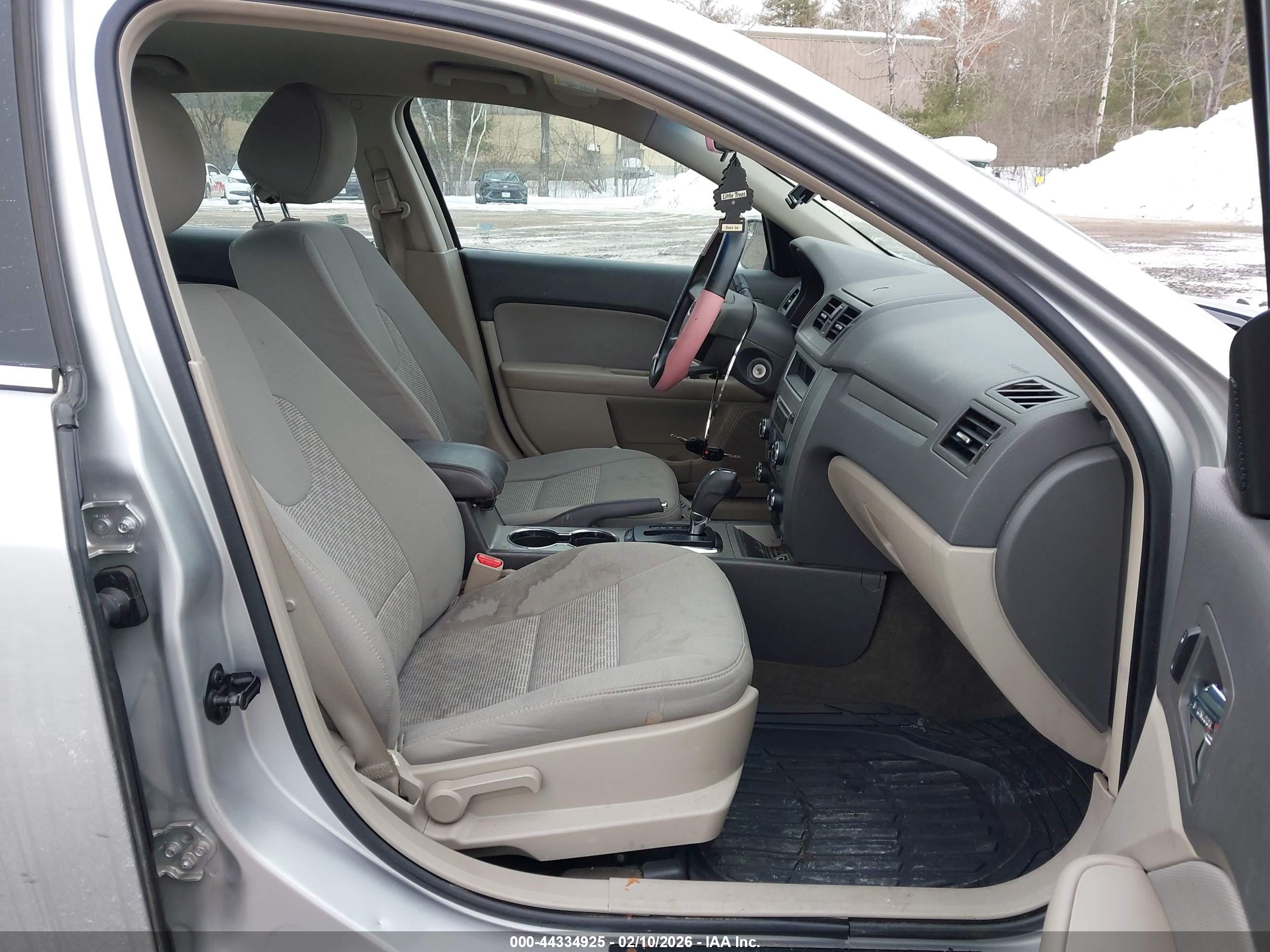 FORD FUSION image 5
