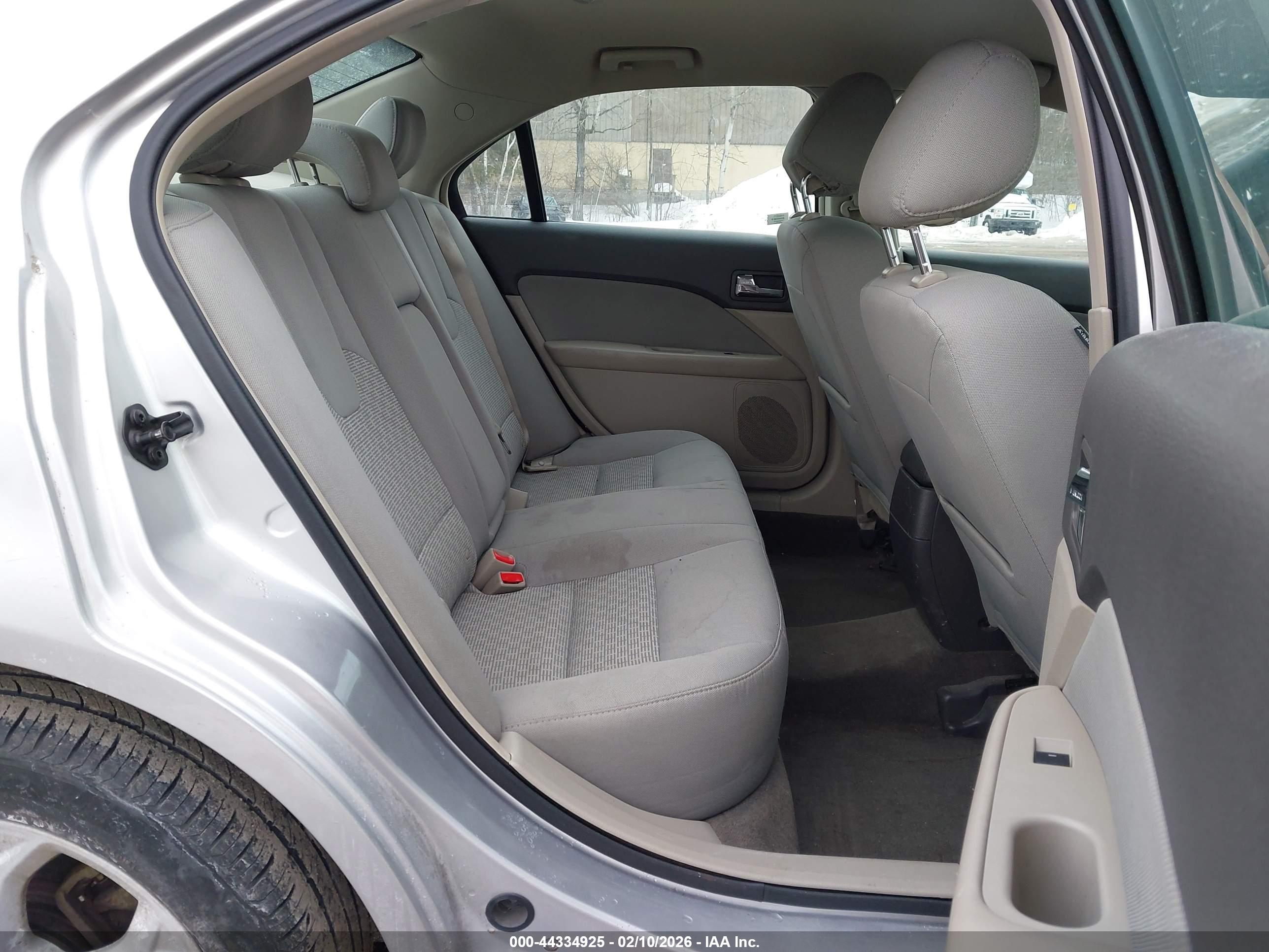 FORD FUSION image 8
