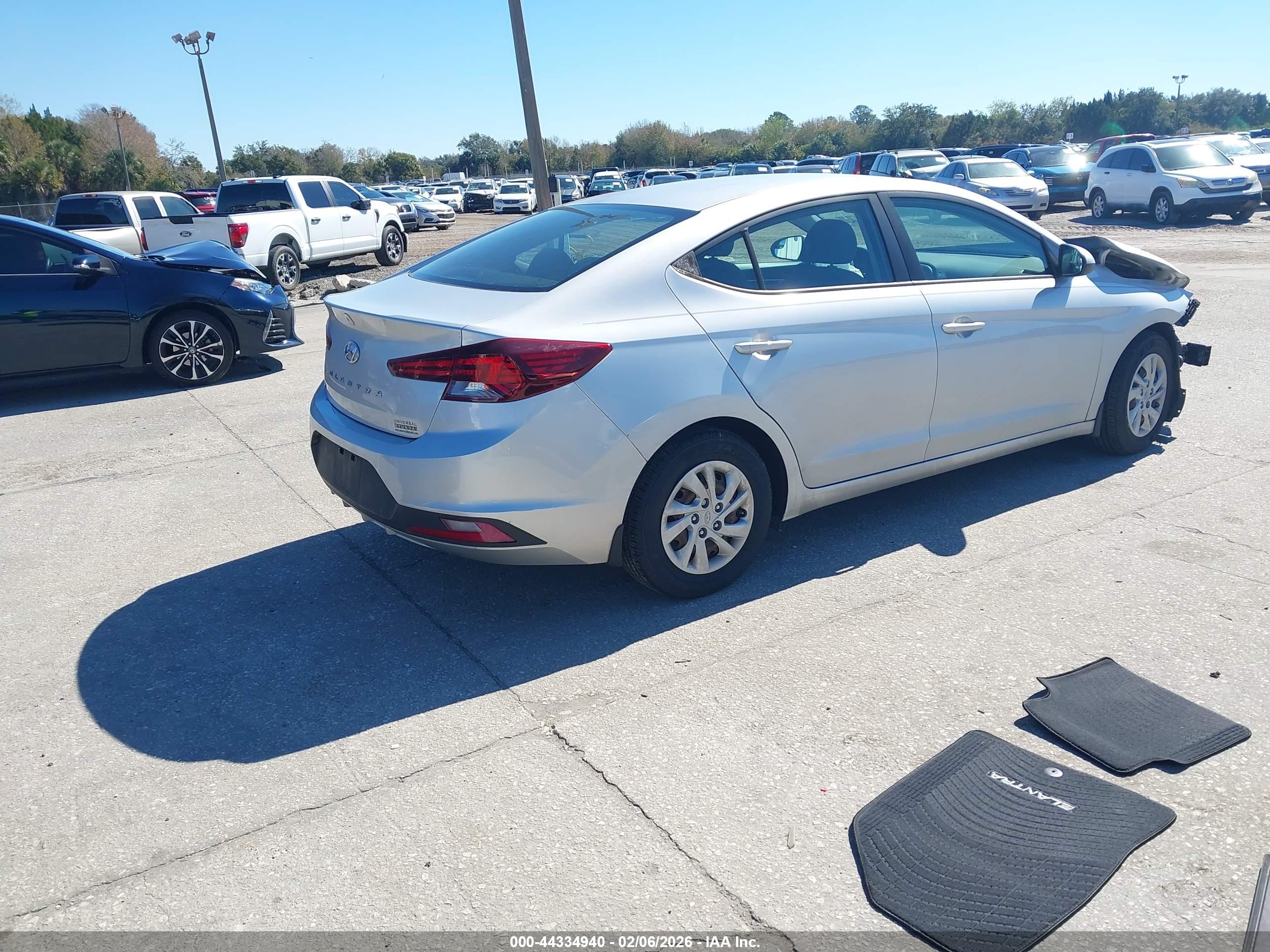 HYUNDAI ELANTRA image 4