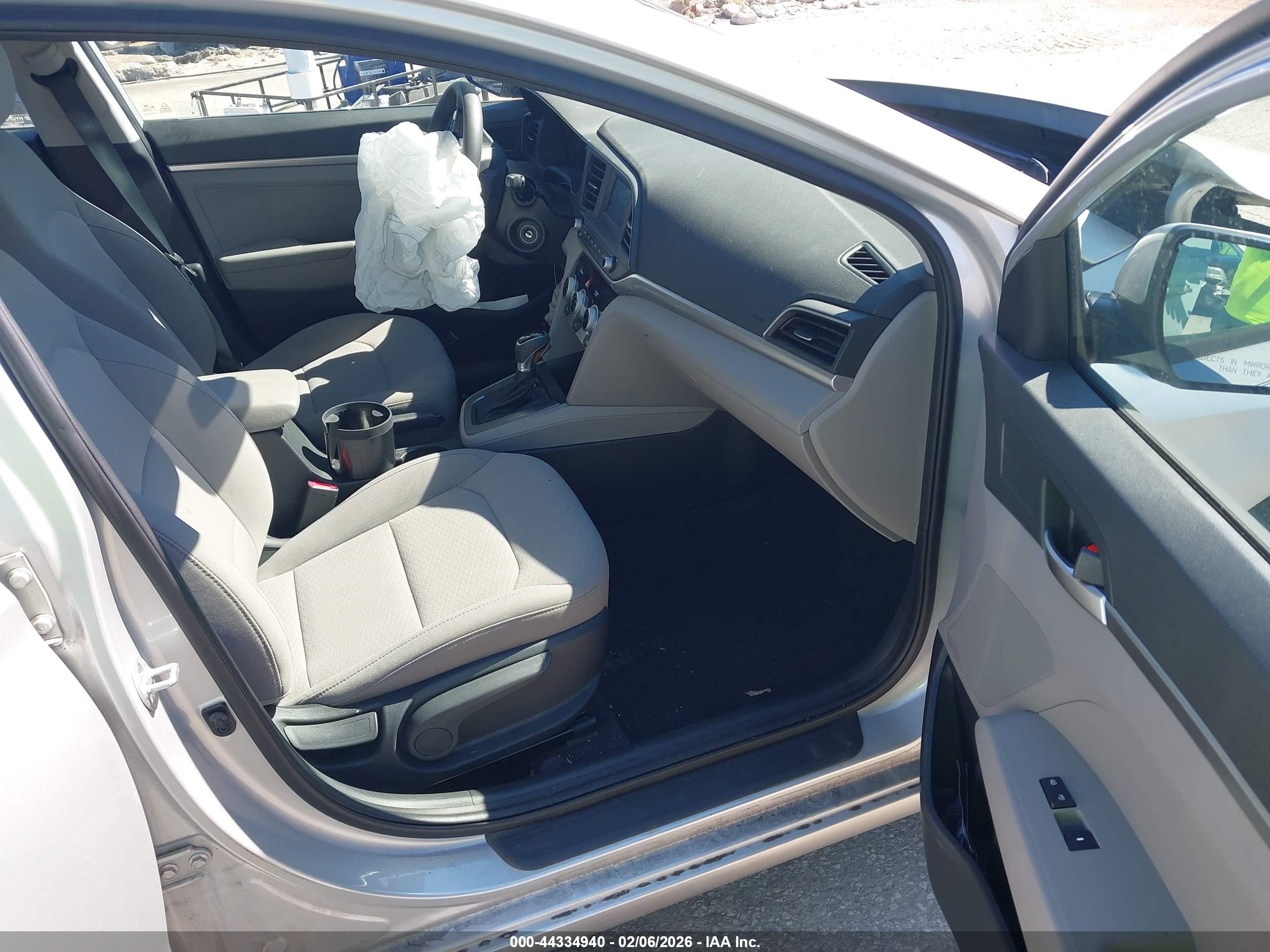 HYUNDAI ELANTRA image 5