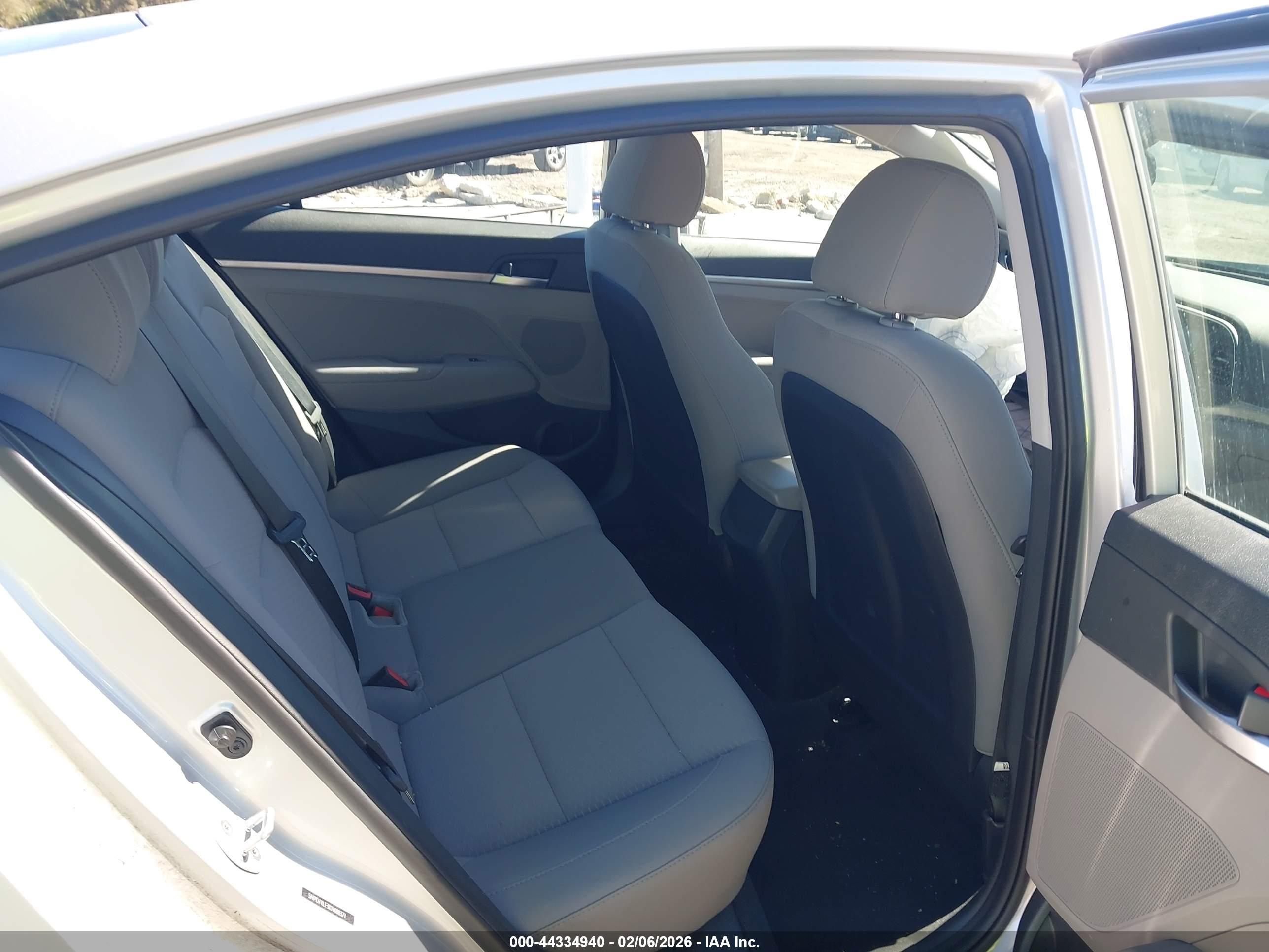 HYUNDAI ELANTRA image 8