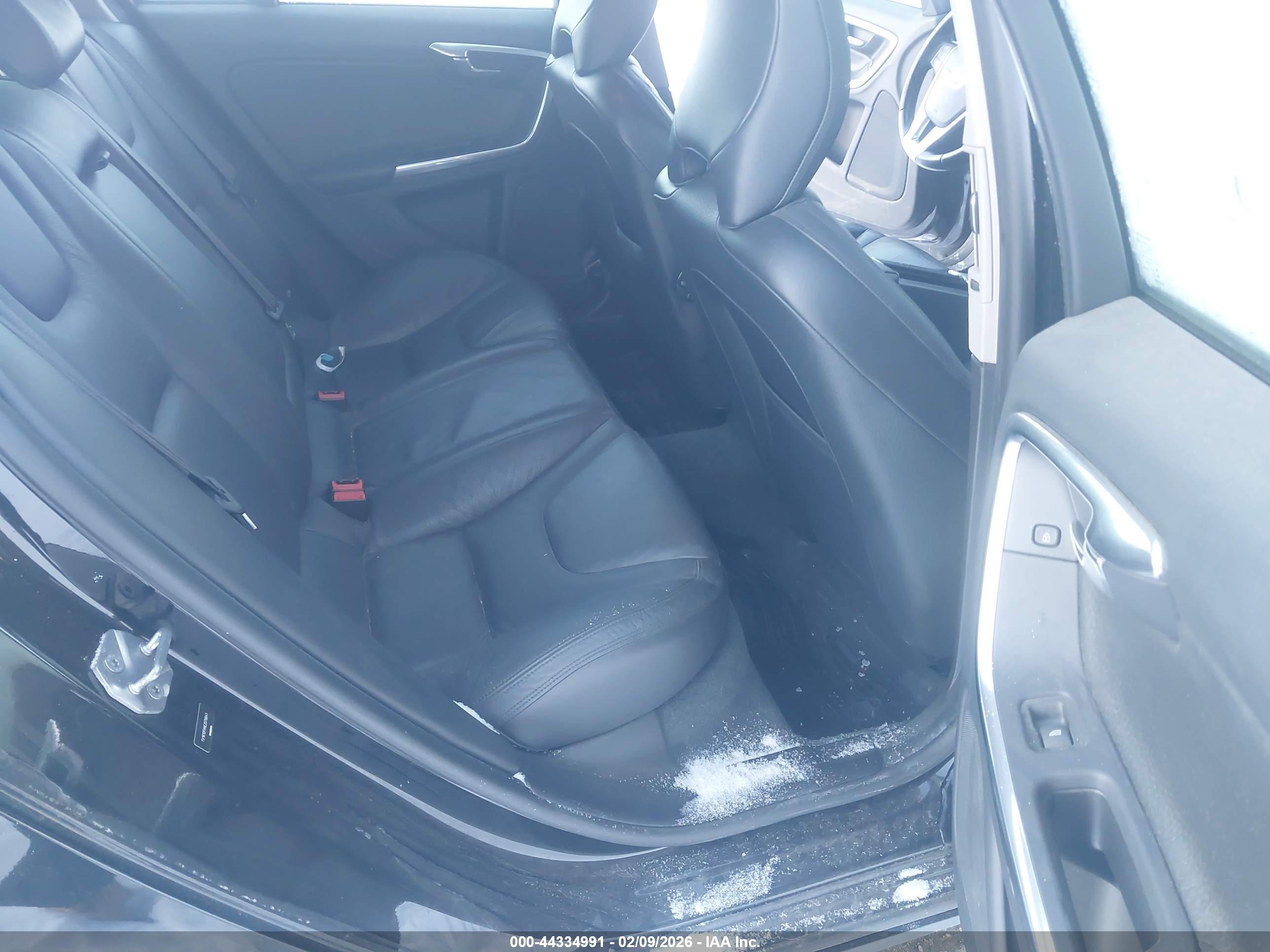 VOLVO S60 image 8