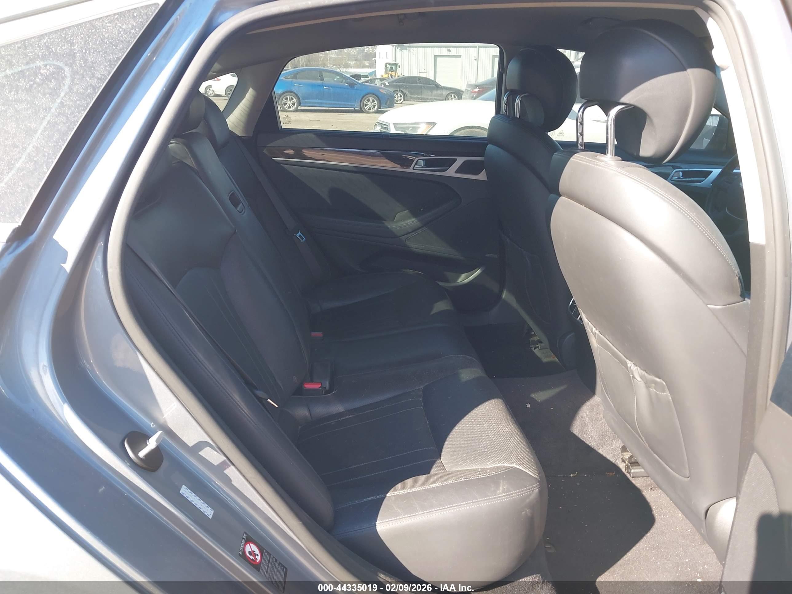 HYUNDAI GENESIS image 8