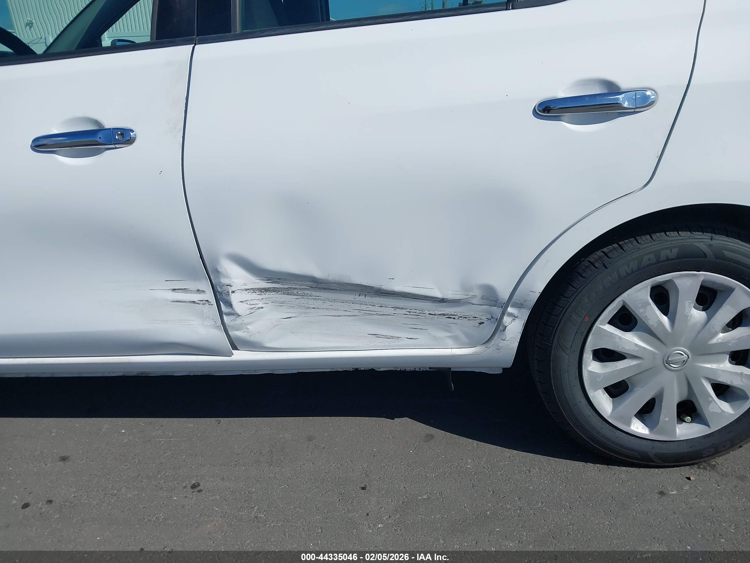 NISSAN VERSA image 6