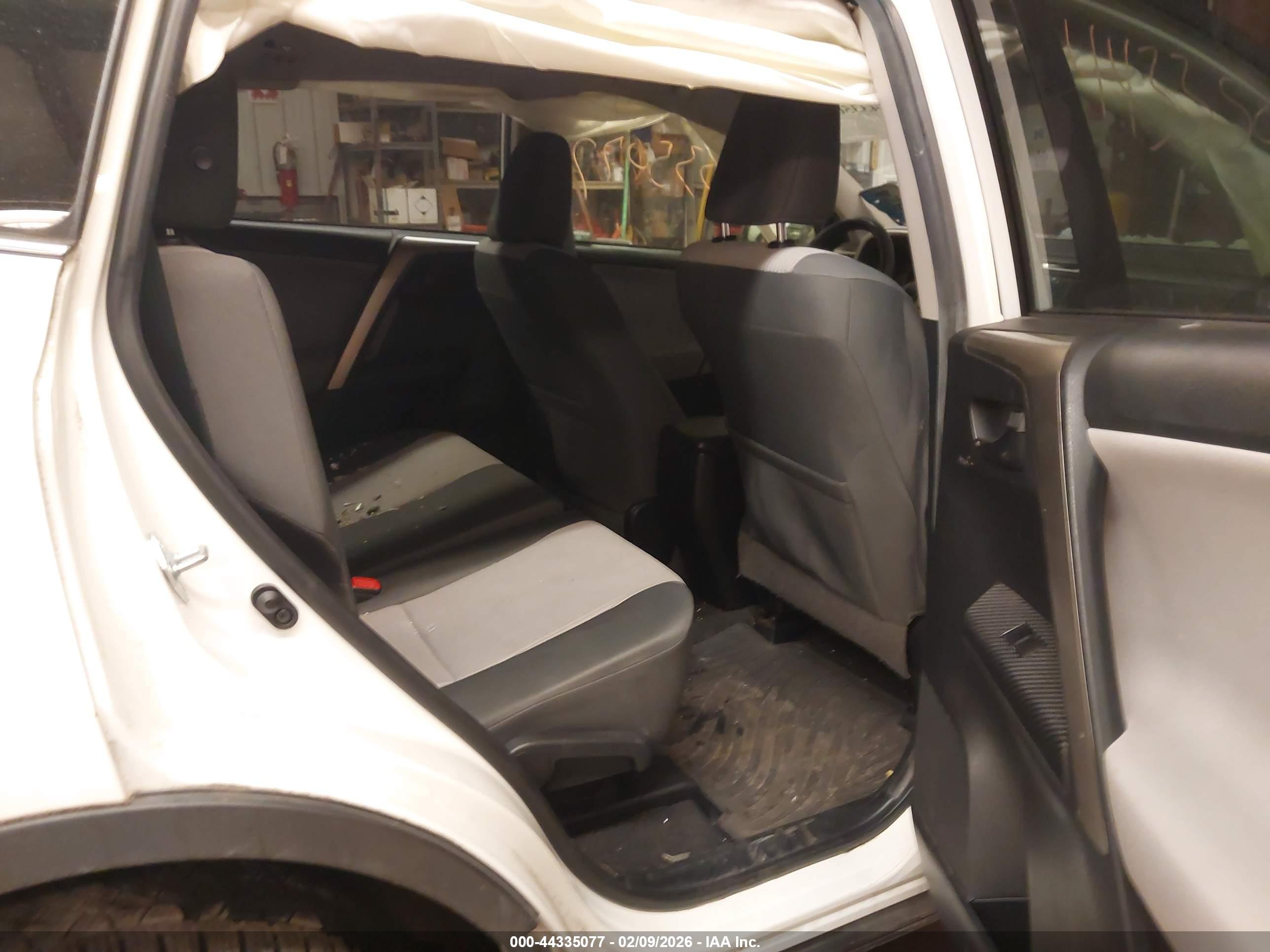 TOYOTA RAV4 image 8