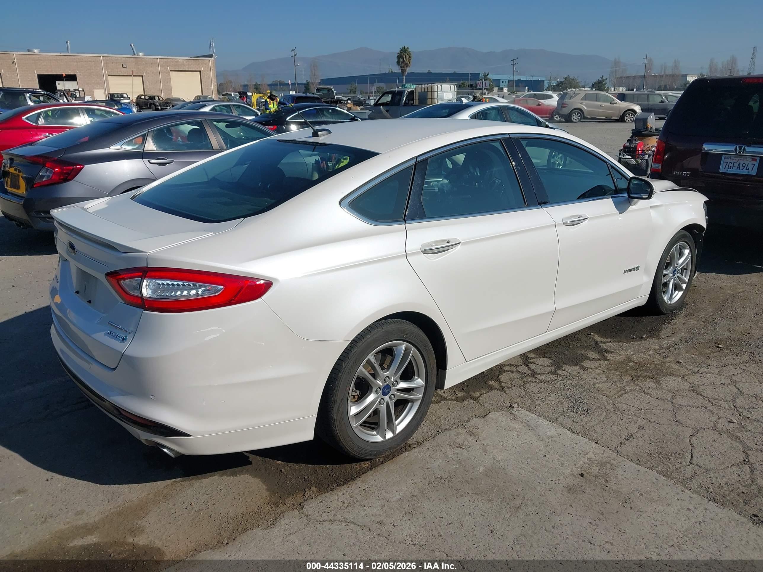 FORD FUSION image 4
