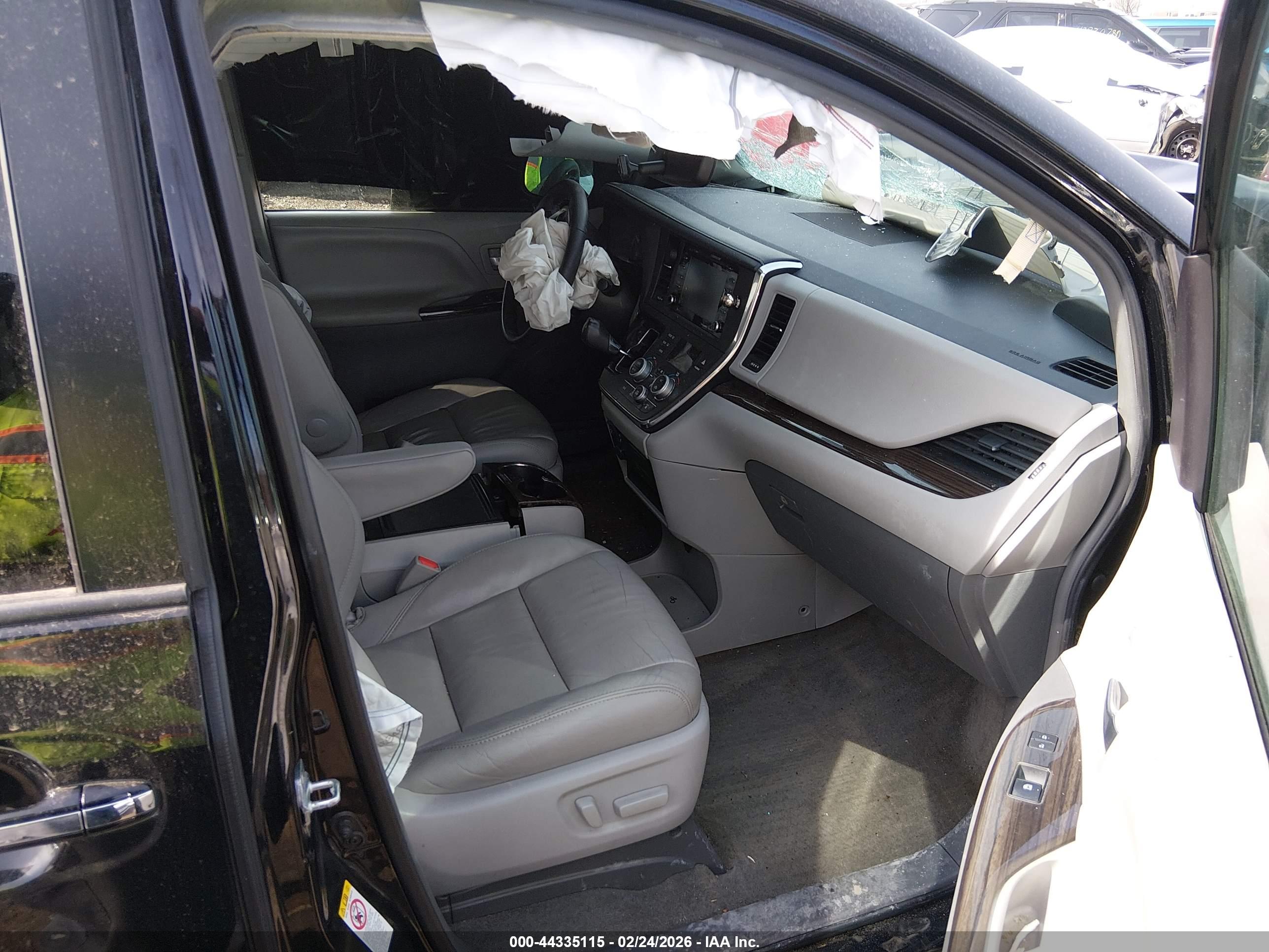 TOYOTA SIENNA image 5