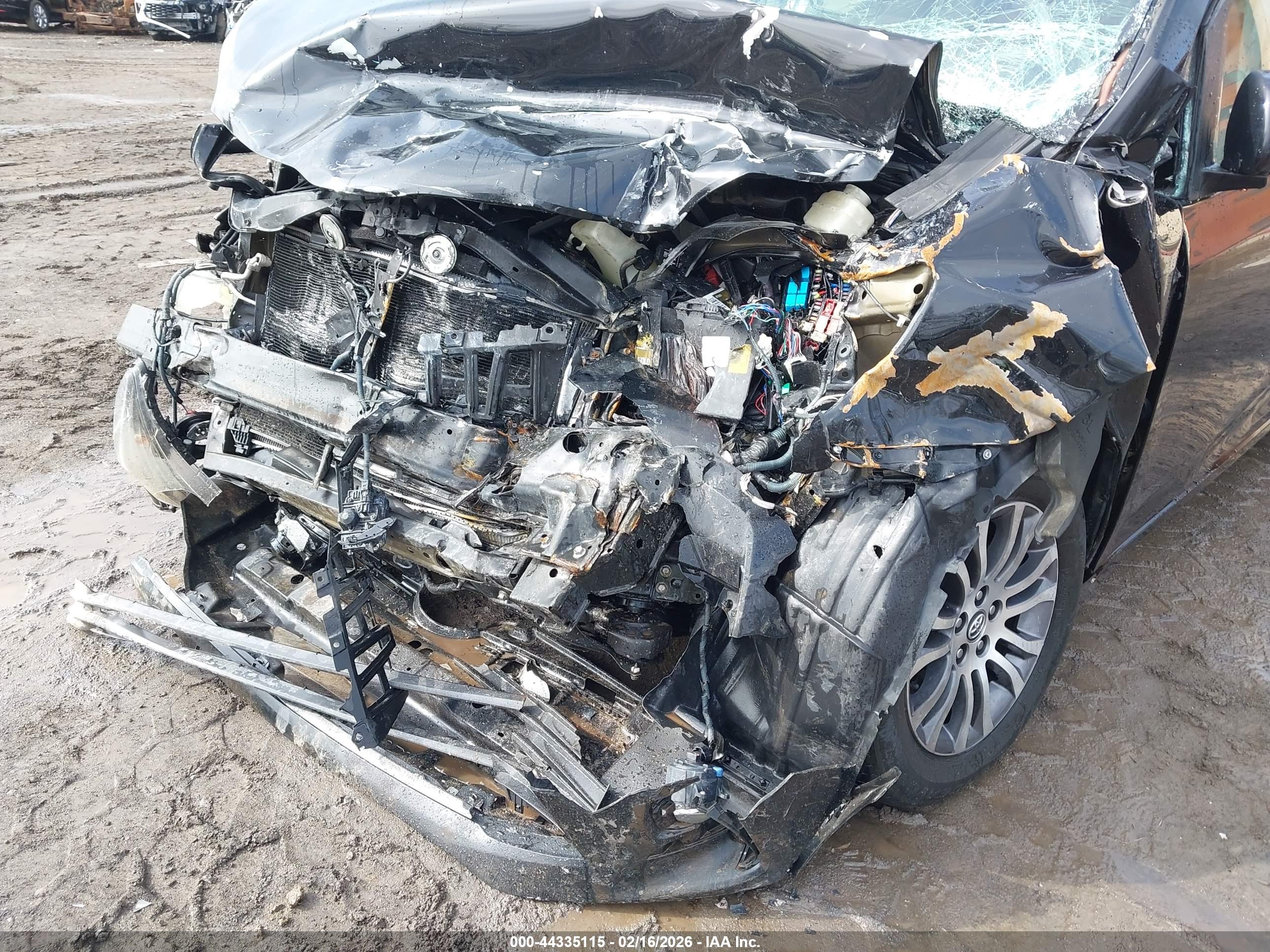 TOYOTA SIENNA image 6
