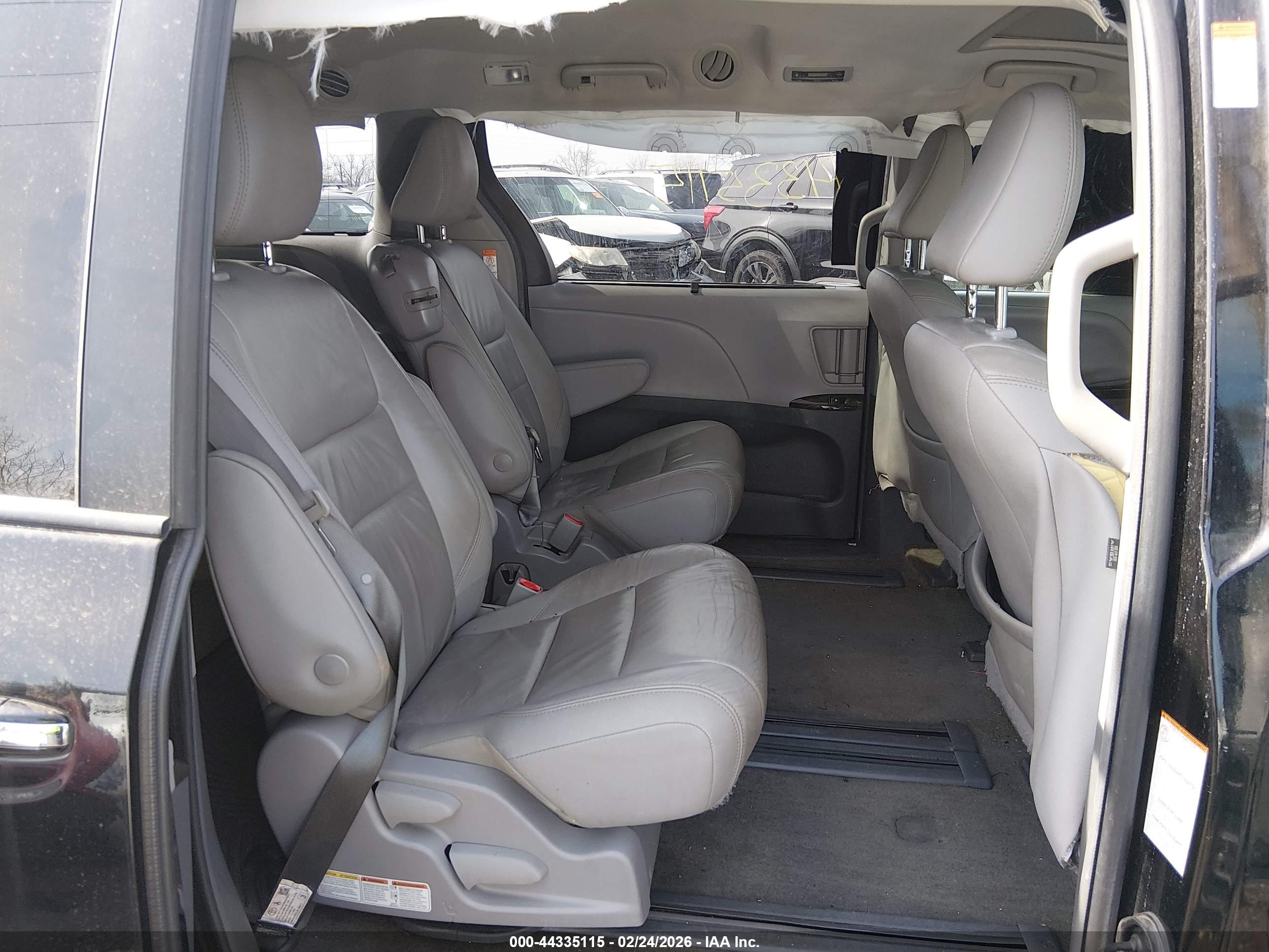 TOYOTA SIENNA image 8