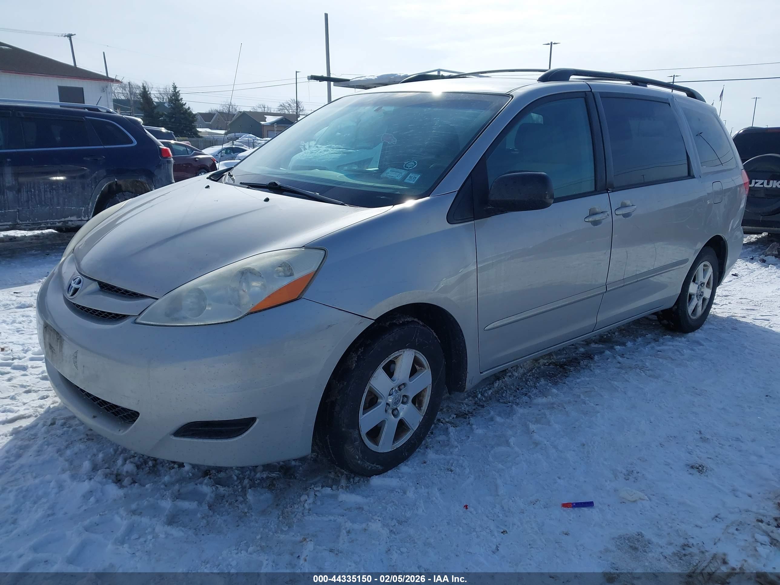 TOYOTA SIENNA image 2