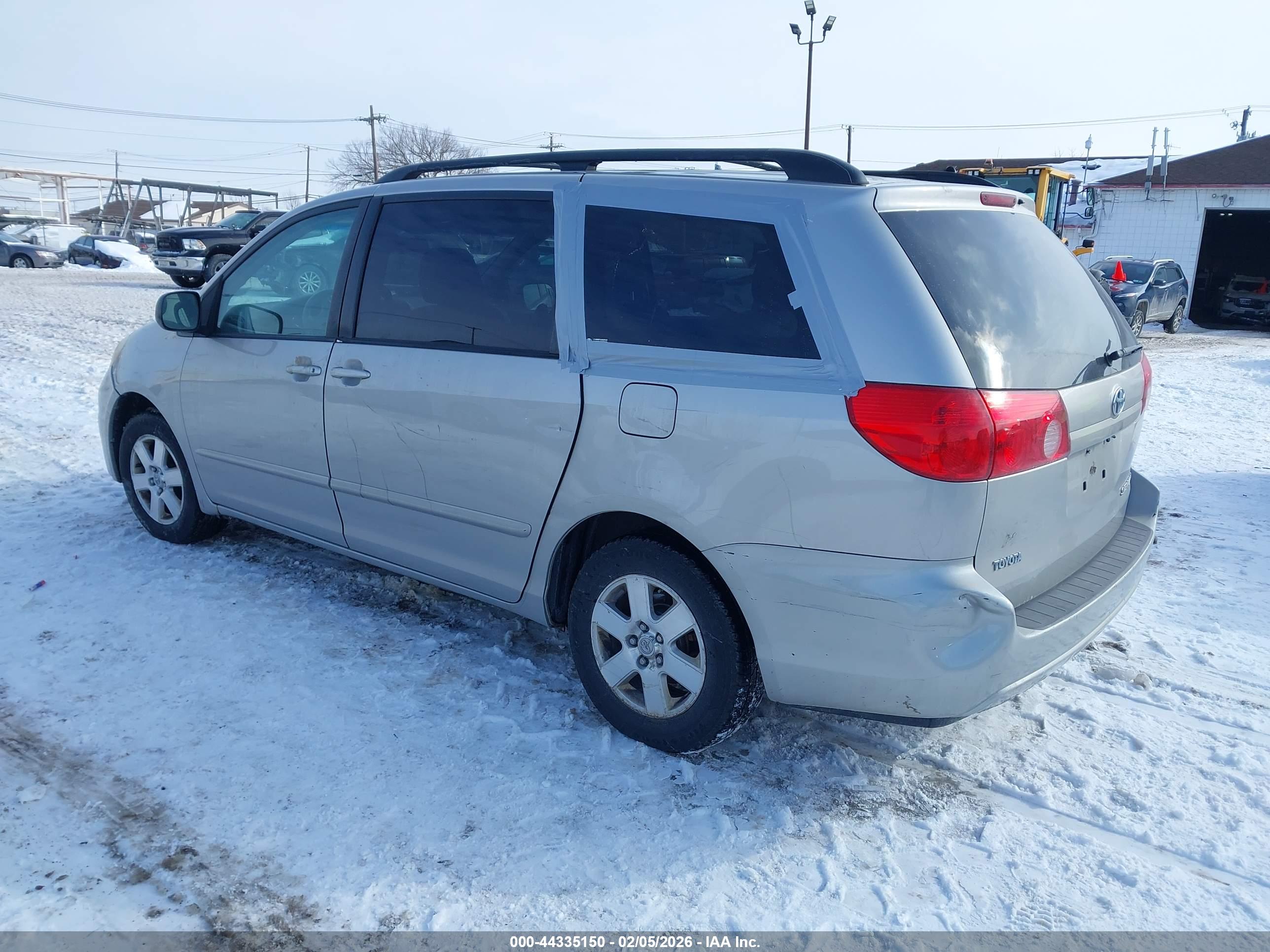 TOYOTA SIENNA image 3