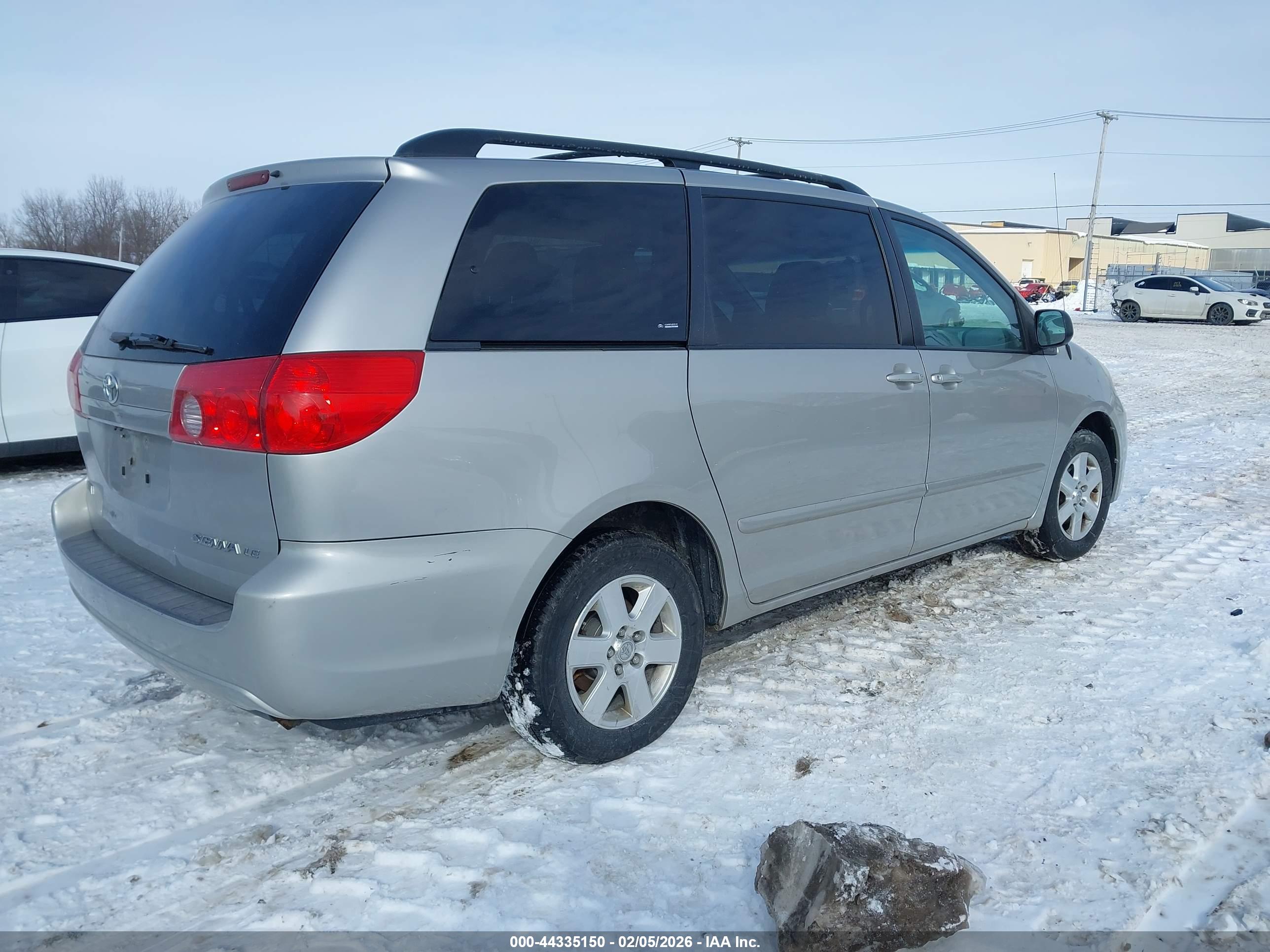 TOYOTA SIENNA image 4