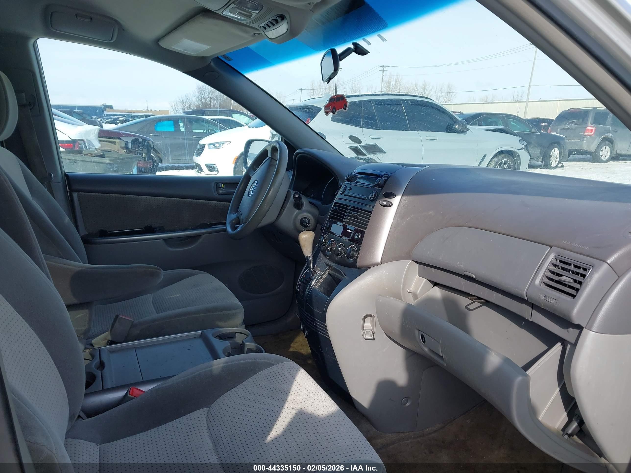 TOYOTA SIENNA image 5
