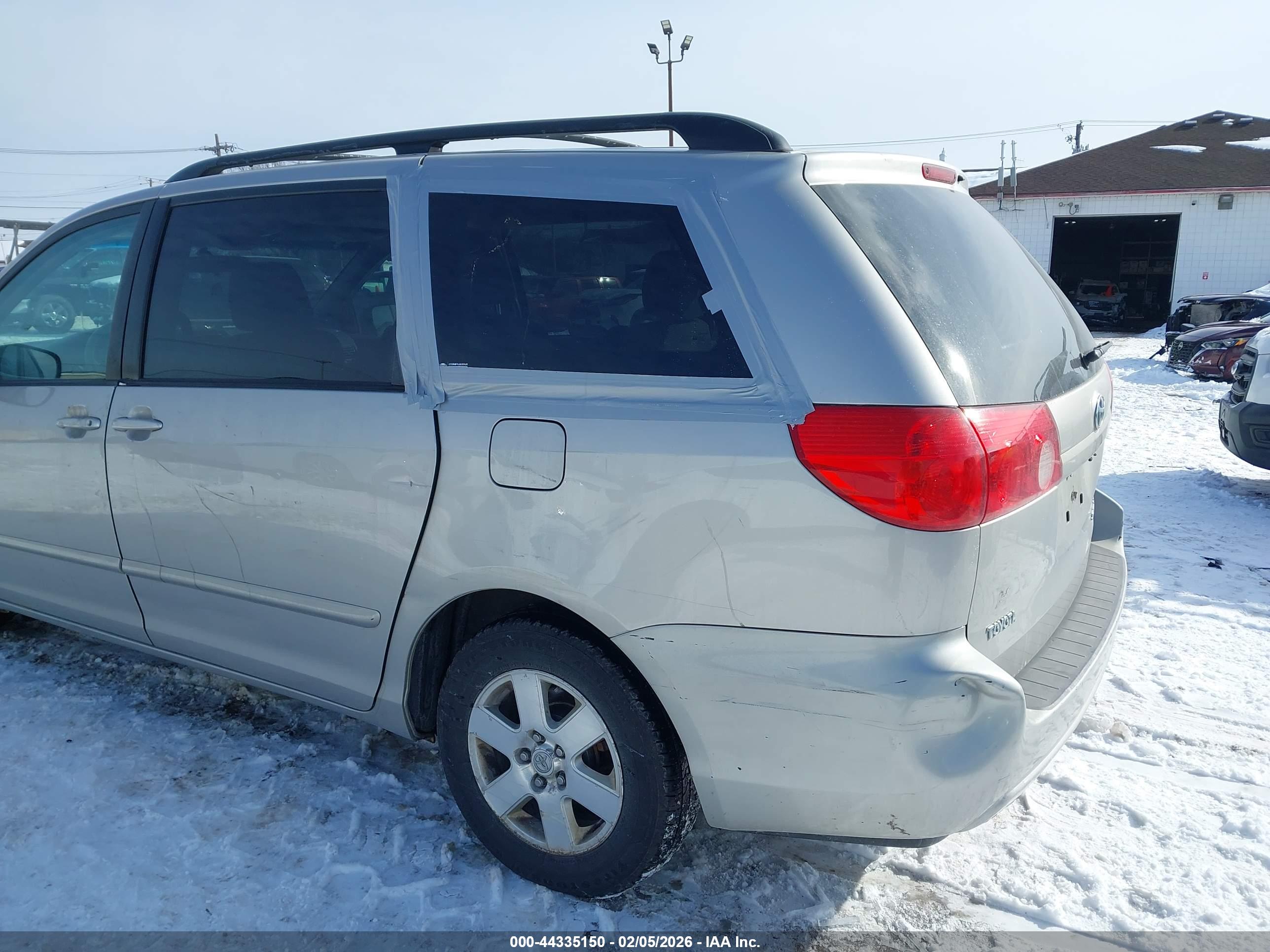 TOYOTA SIENNA image 6