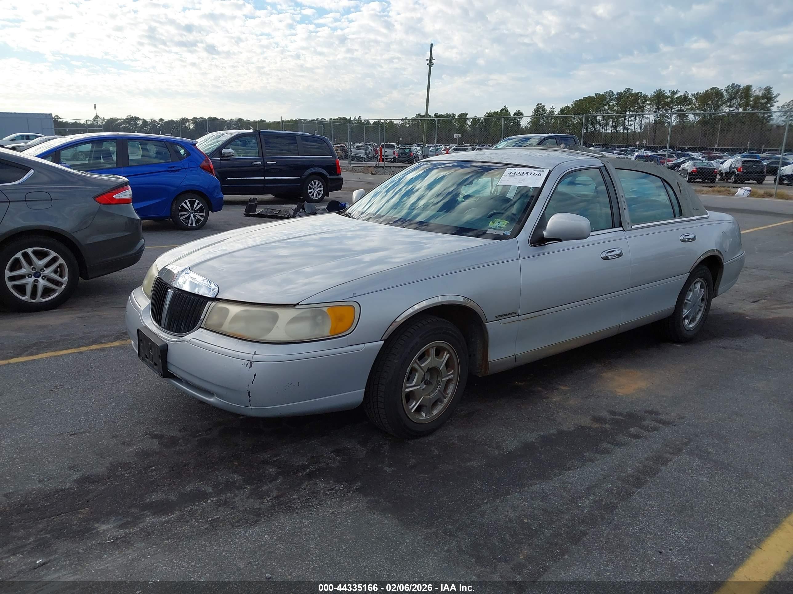LINCOLN TOWN image 2
