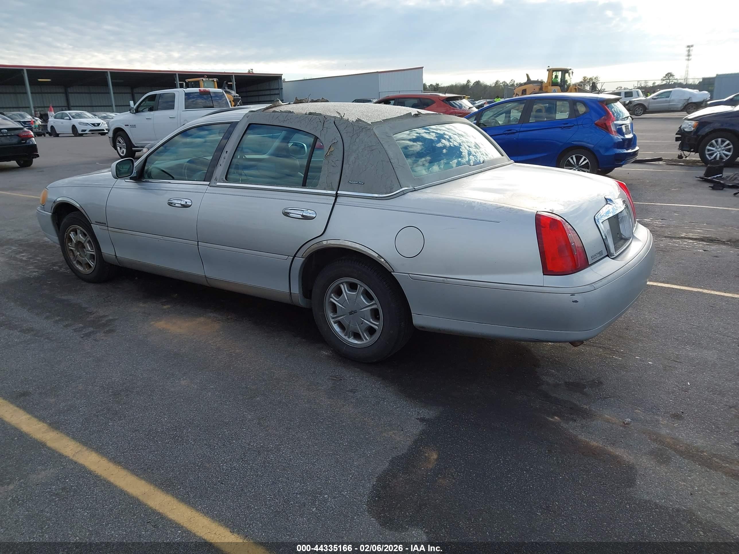 LINCOLN TOWN image 3