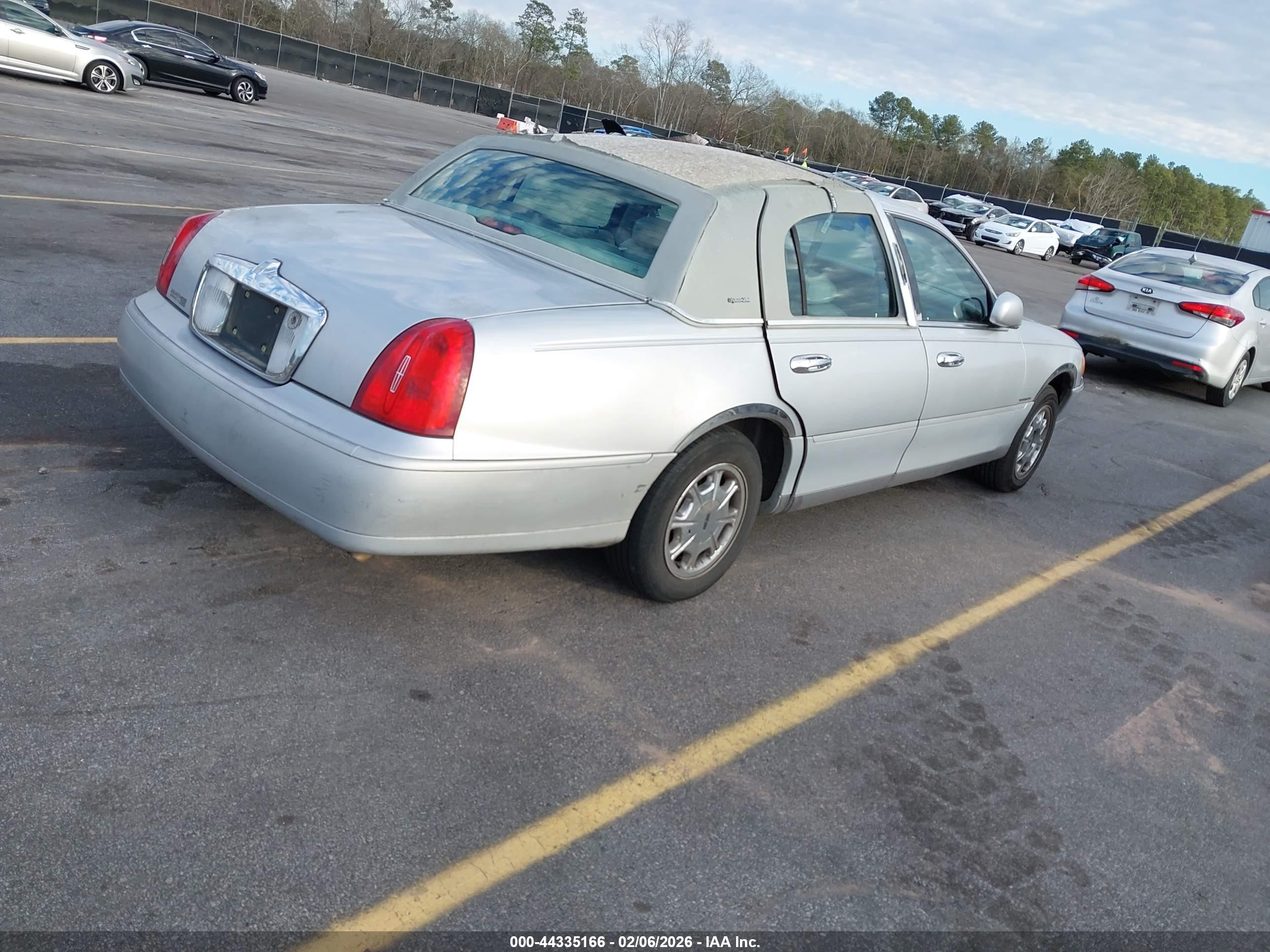LINCOLN TOWN image 4
