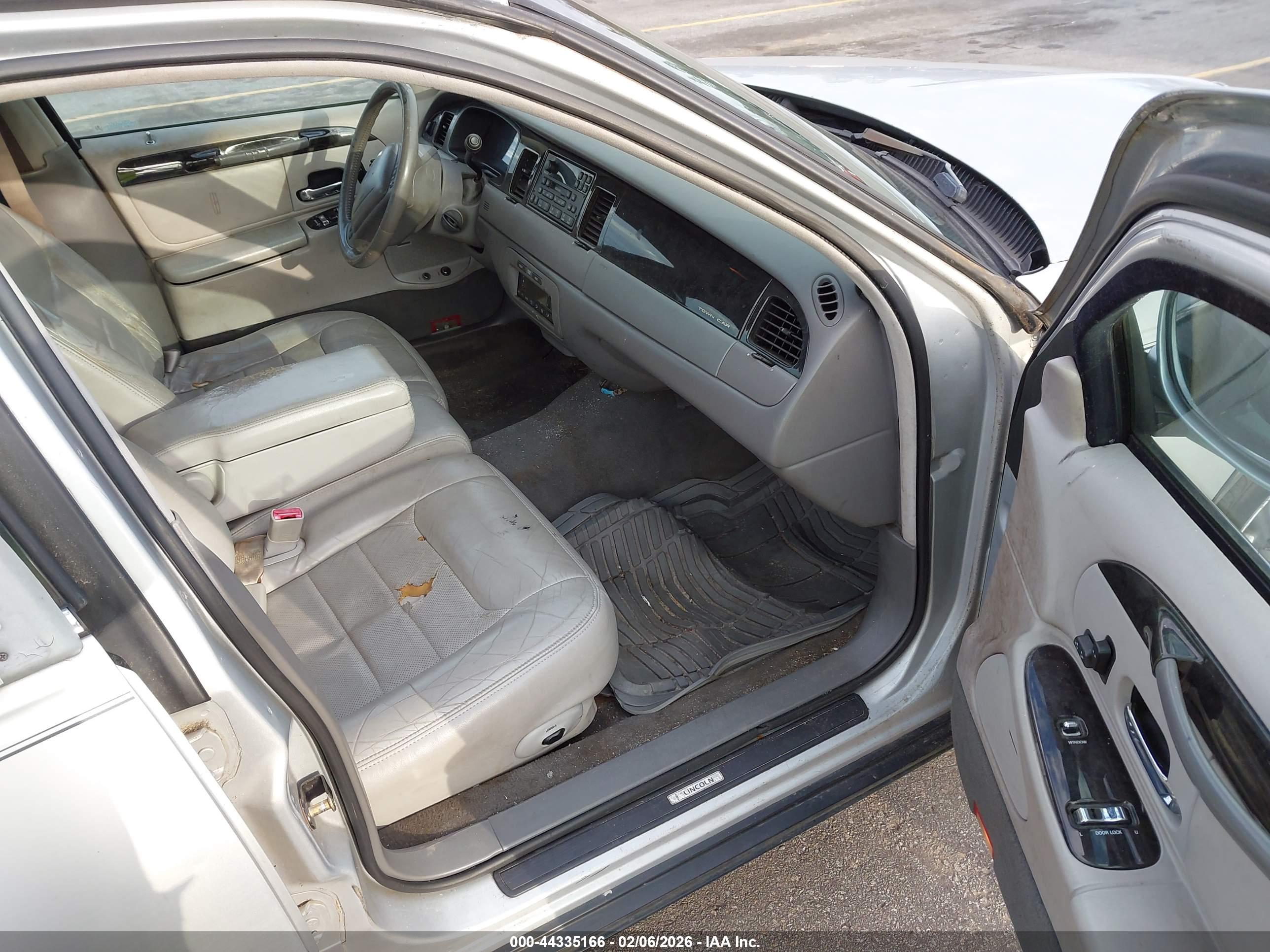 LINCOLN TOWN image 5