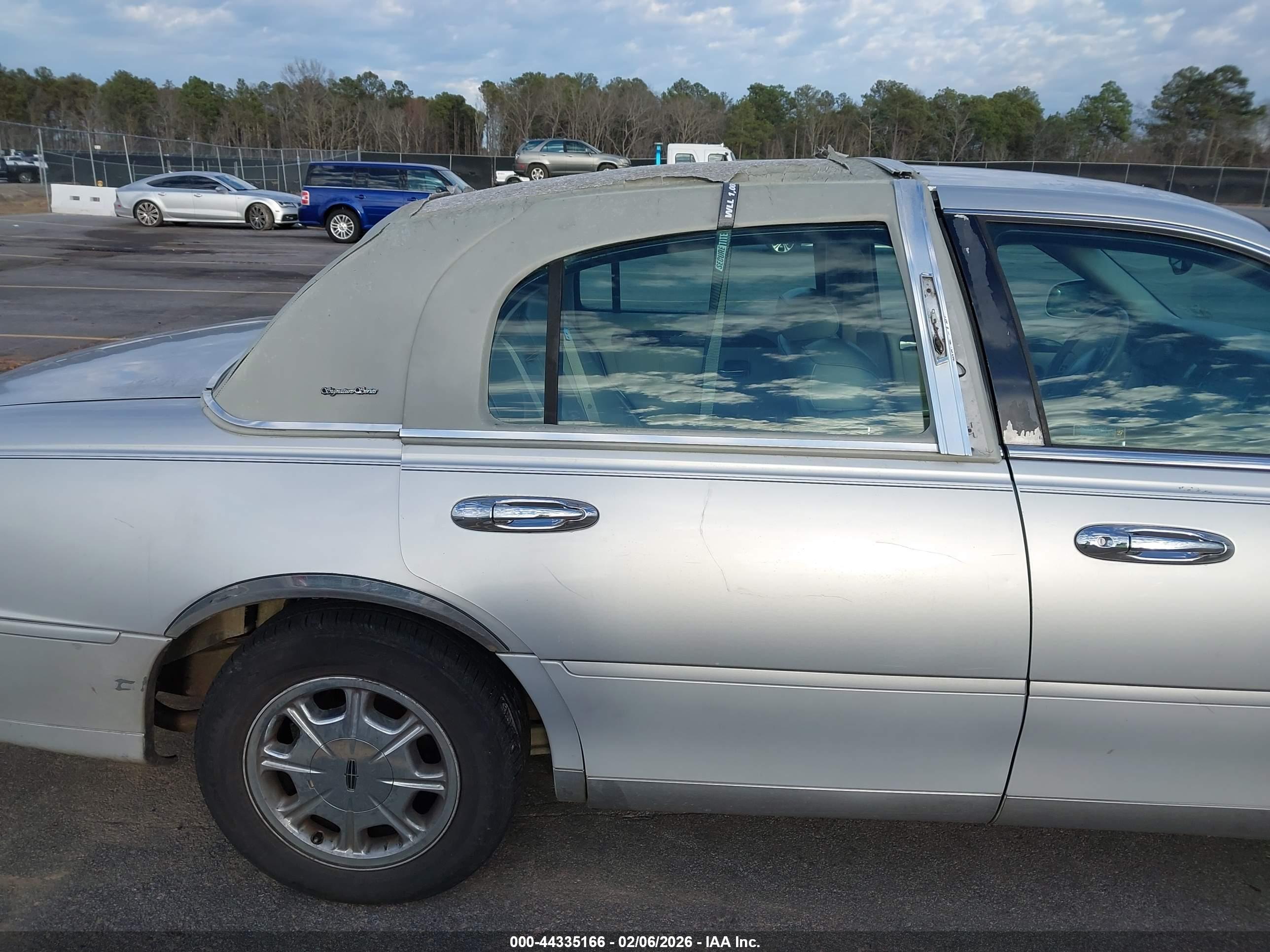 LINCOLN TOWN image 6