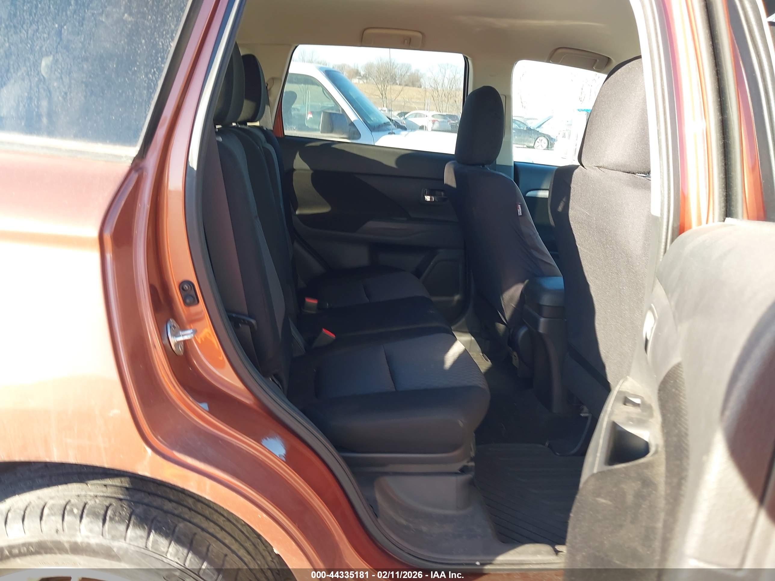 MITSUBISHI OUTLANDER image 8