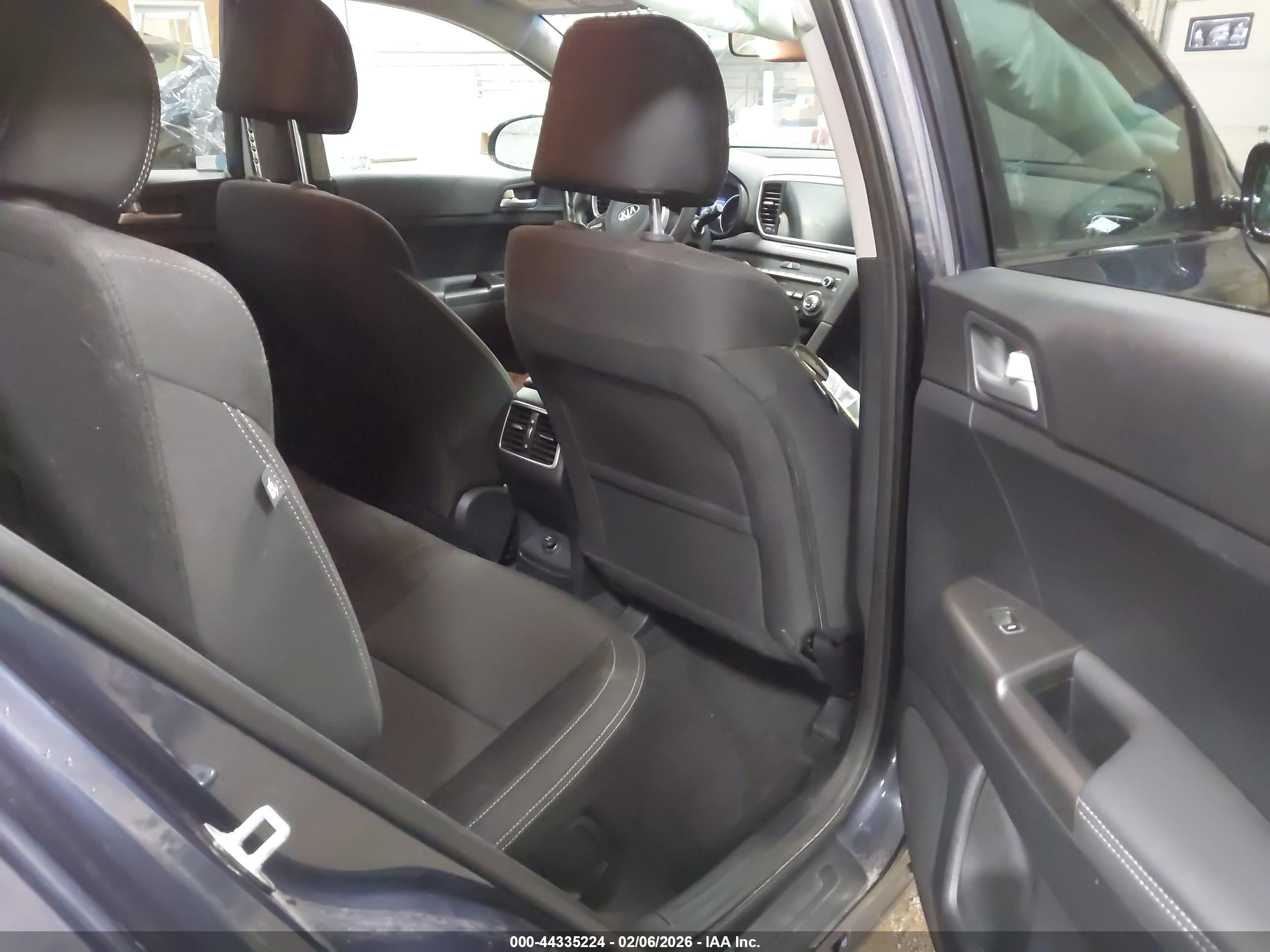 KIA SPORTAGE image 8