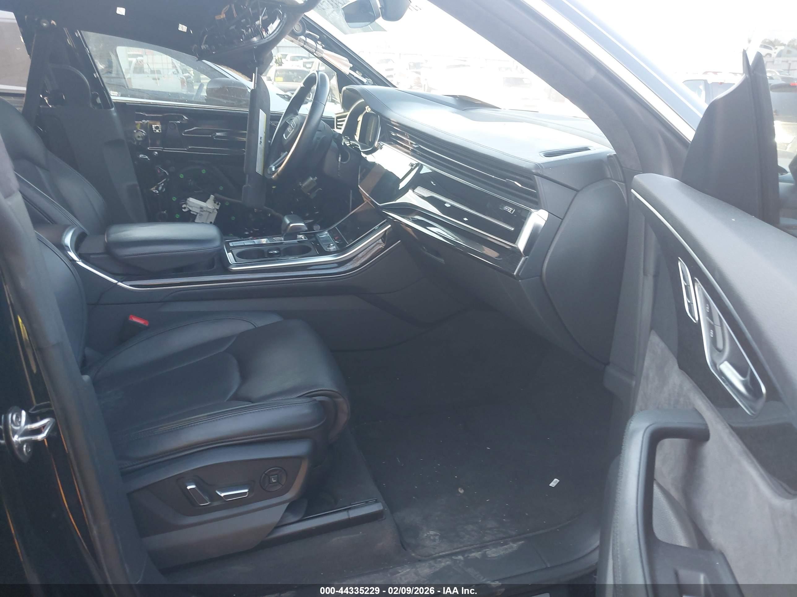 AUDI Q8 image 5