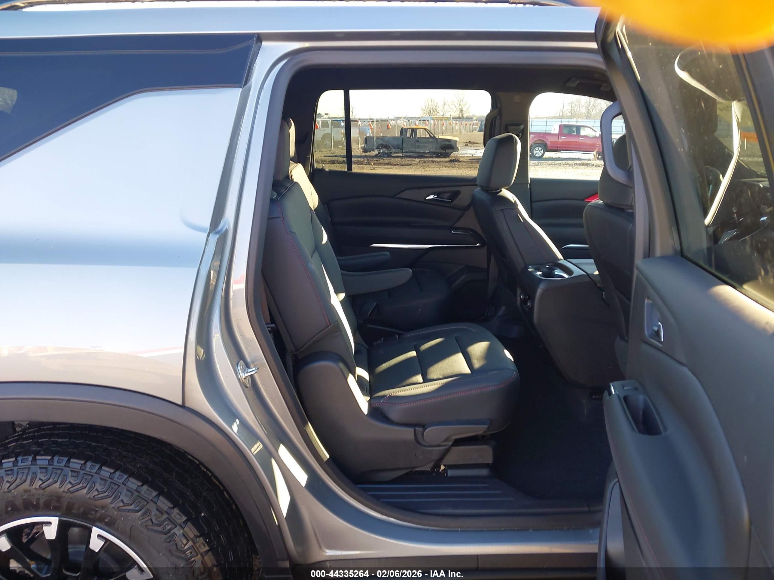 CHEVROLET TRAVERSE image 8