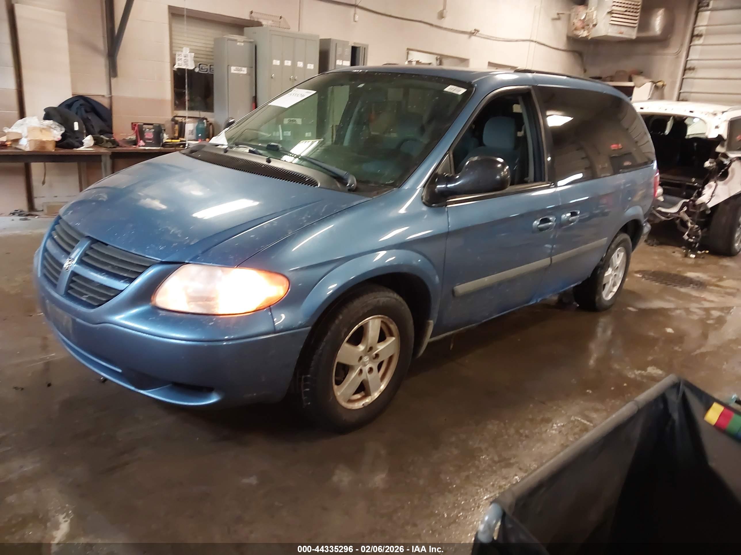 DODGE CARAVAN image 2