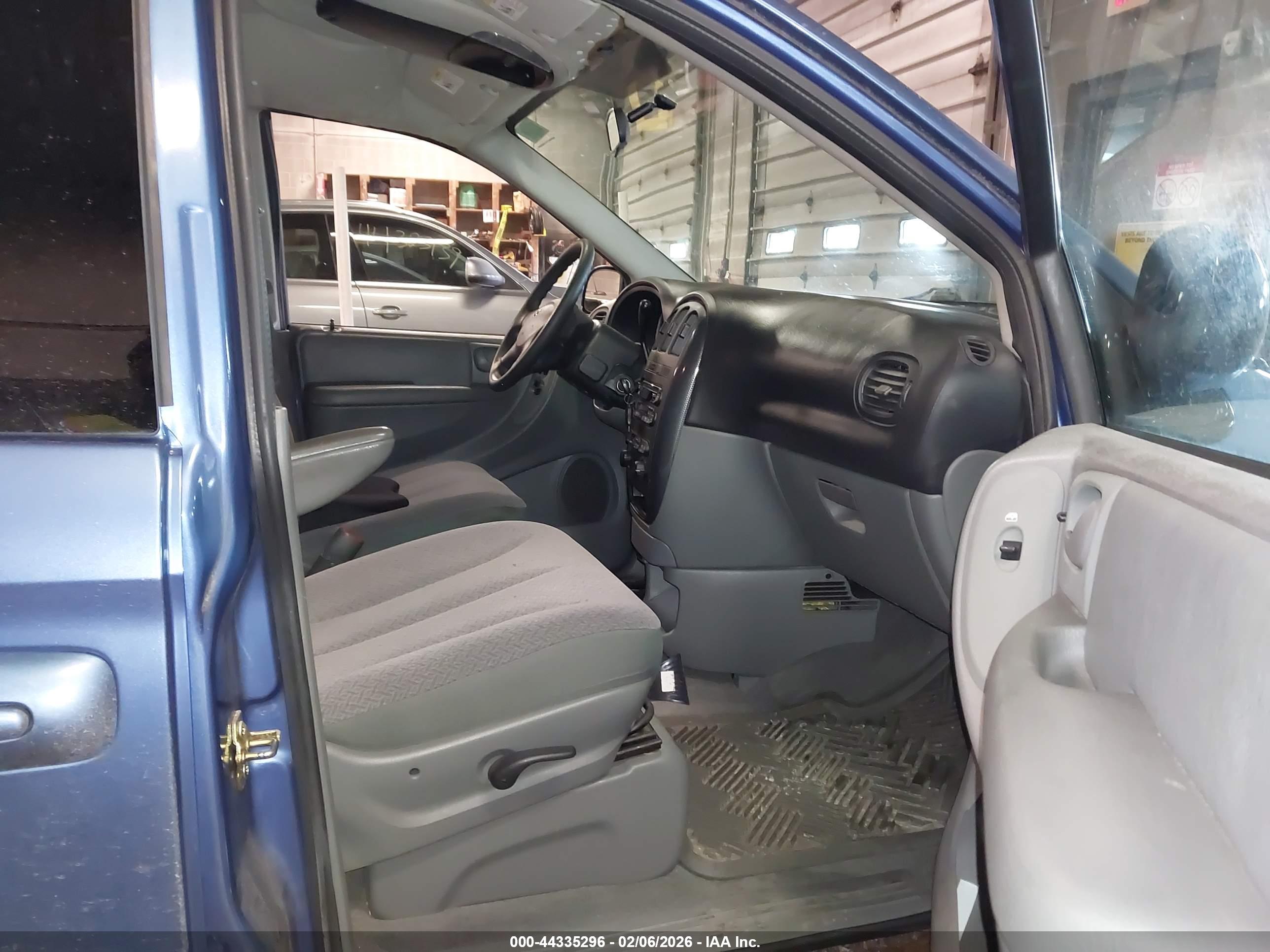 DODGE CARAVAN image 5