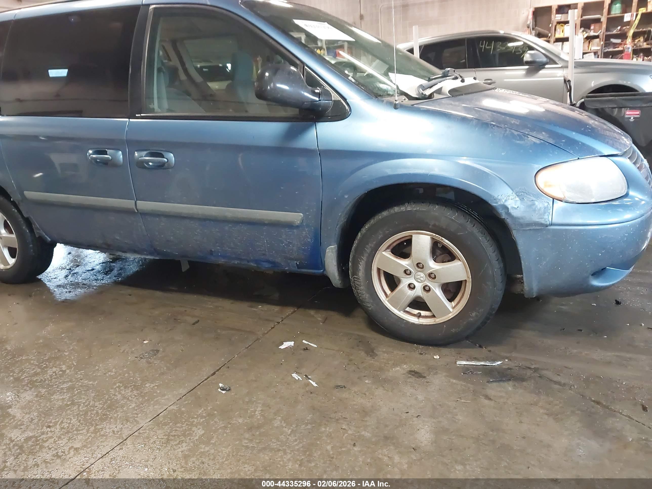 DODGE CARAVAN image 6