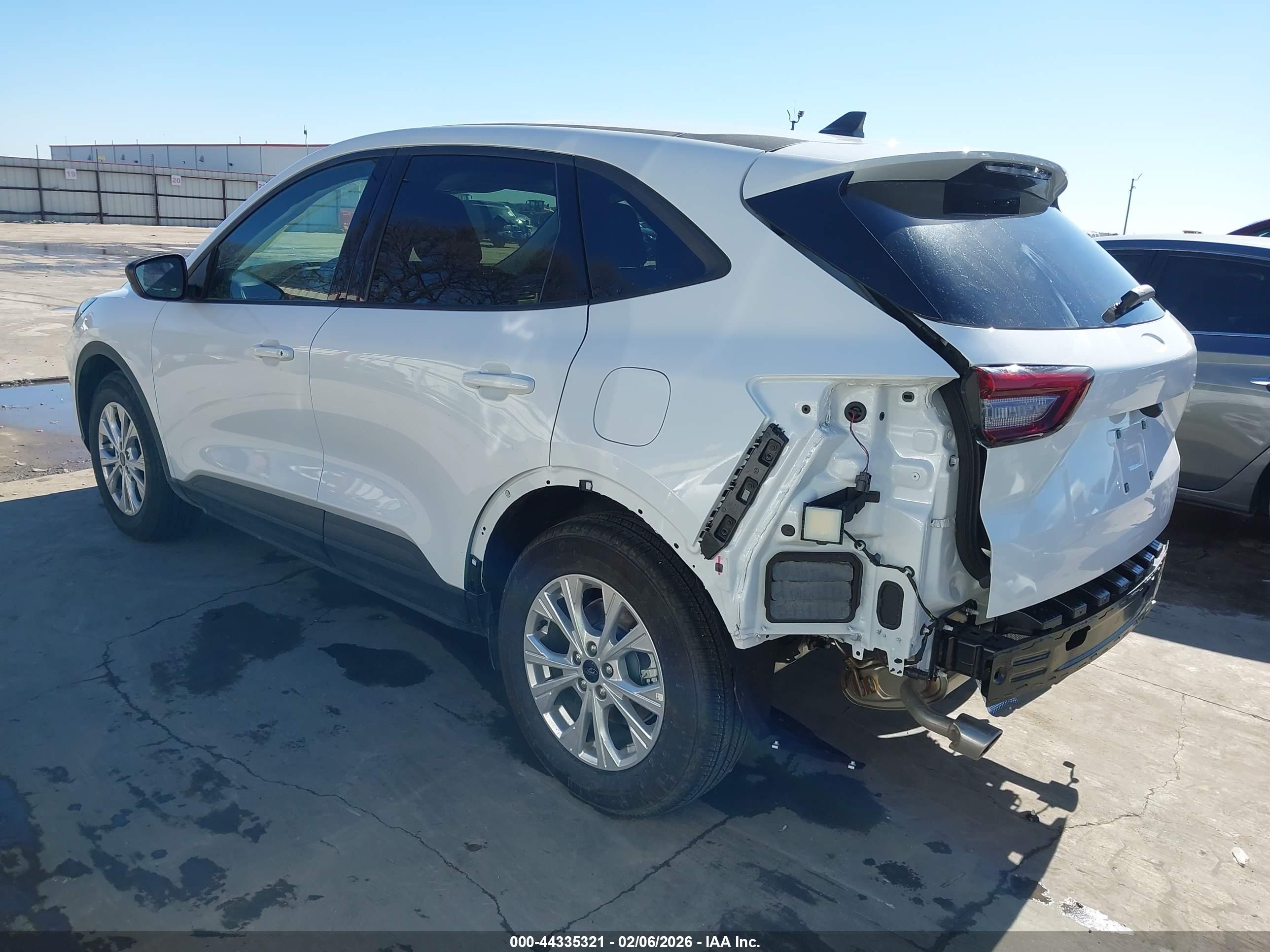 FORD ESCAPE image 3