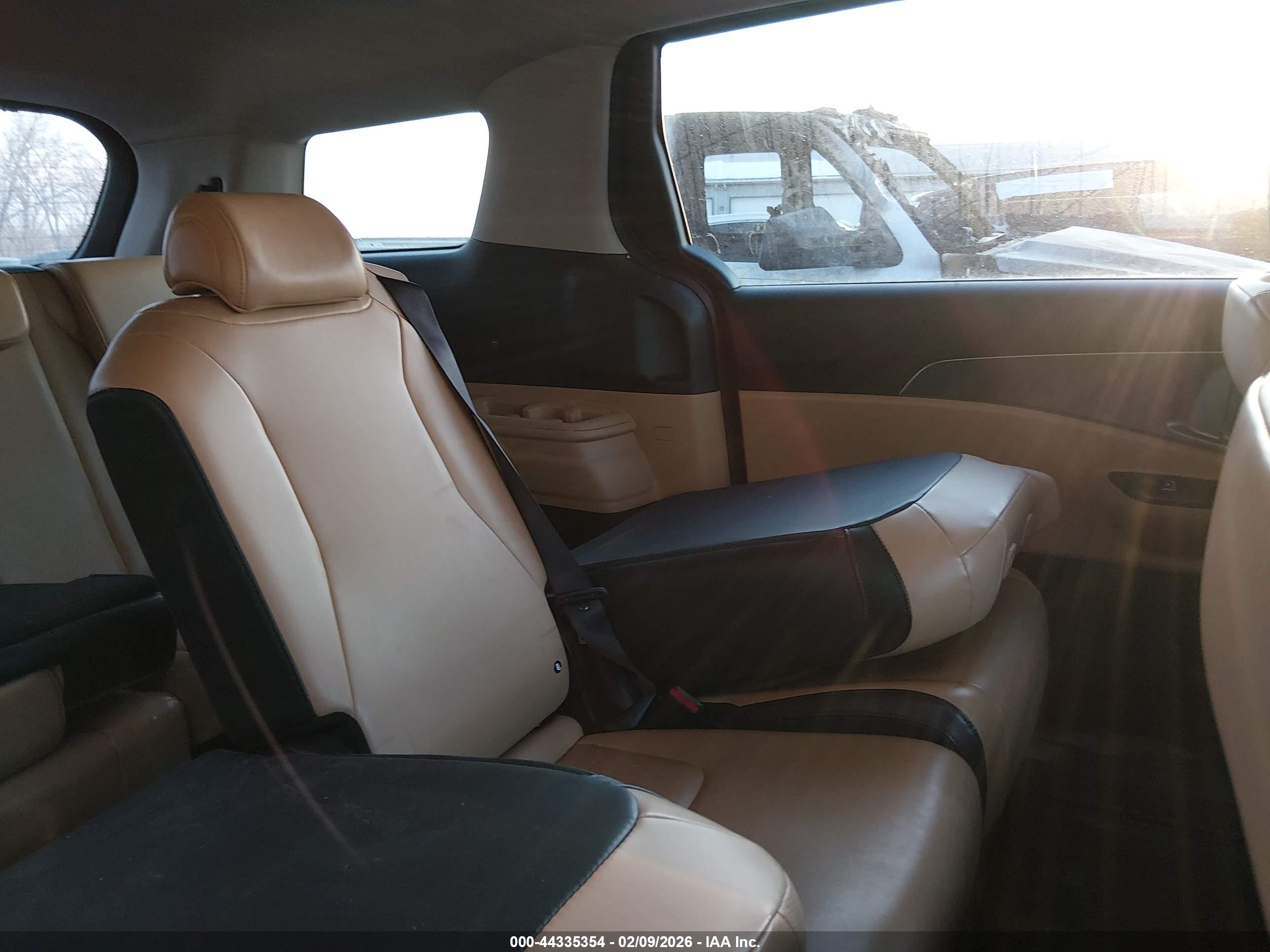 KIA CARNIVAL image 8