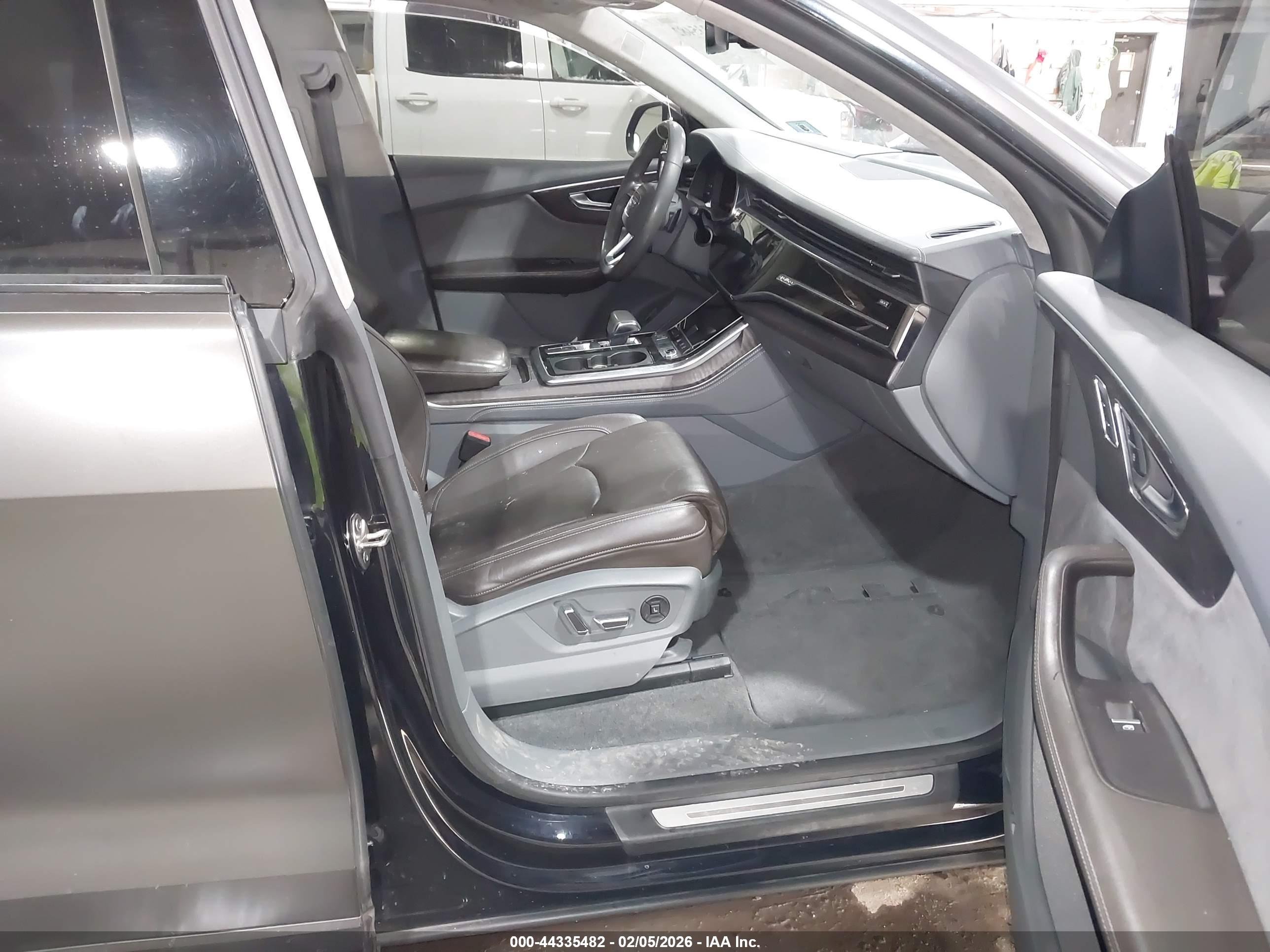 AUDI Q8 image 5
