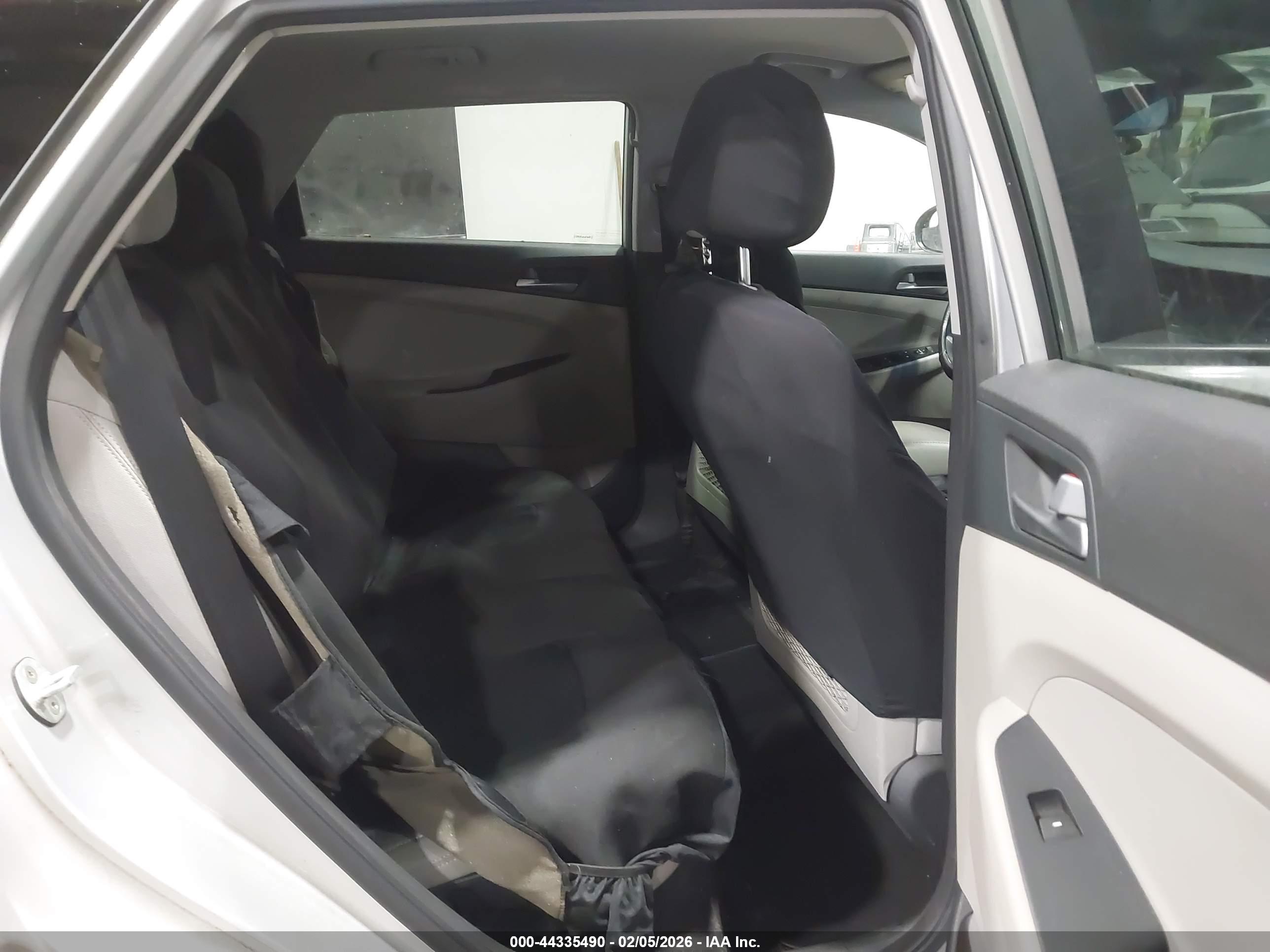 HYUNDAI TUCSON image 8