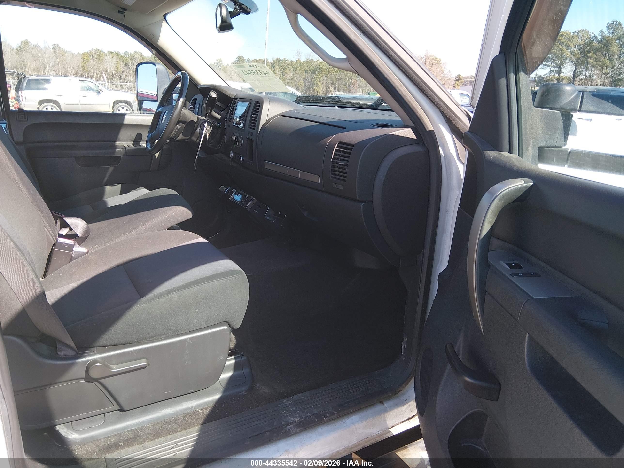 CHEVROLET SILVERADO image 8