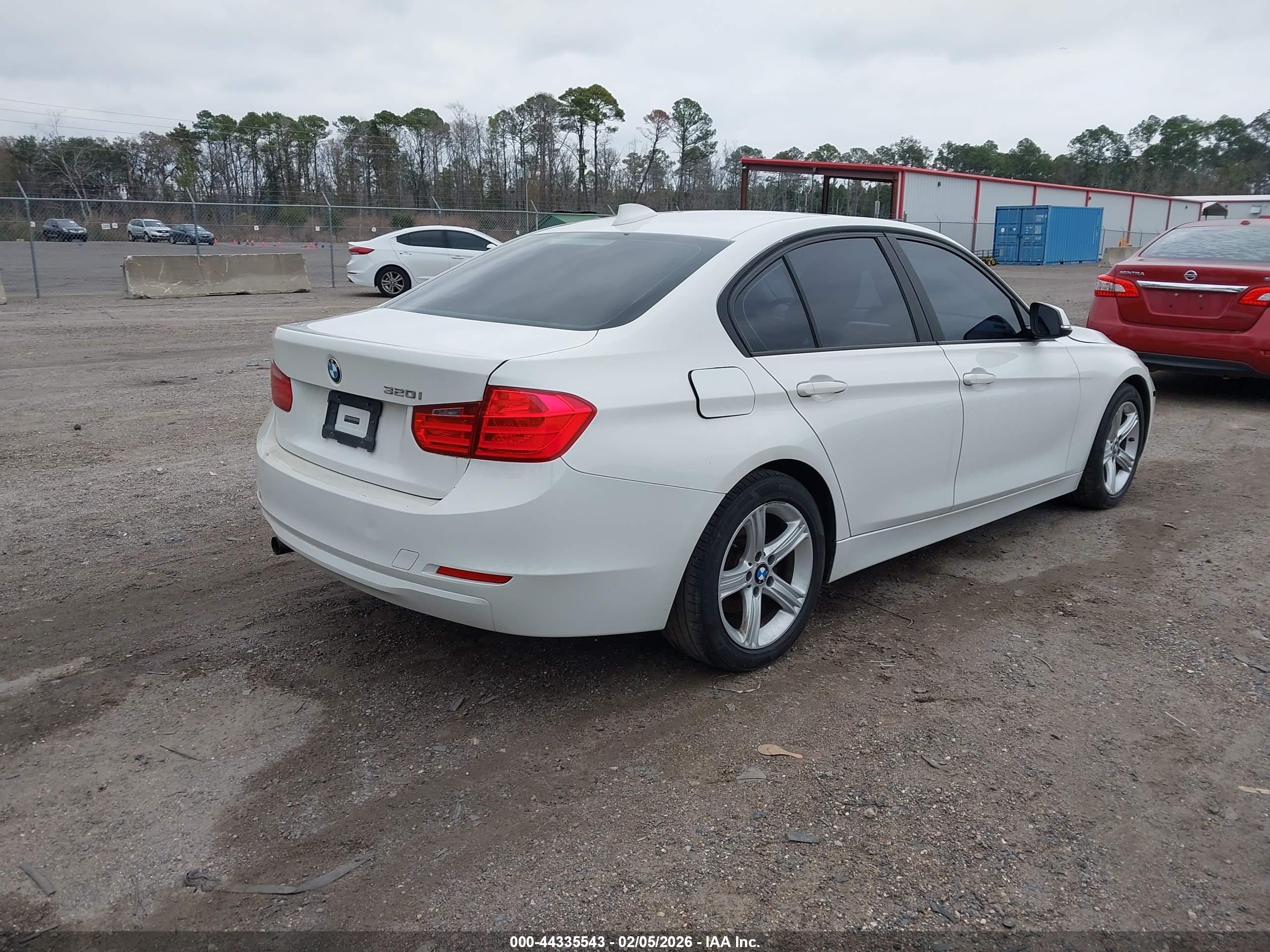 BMW 320I image 4