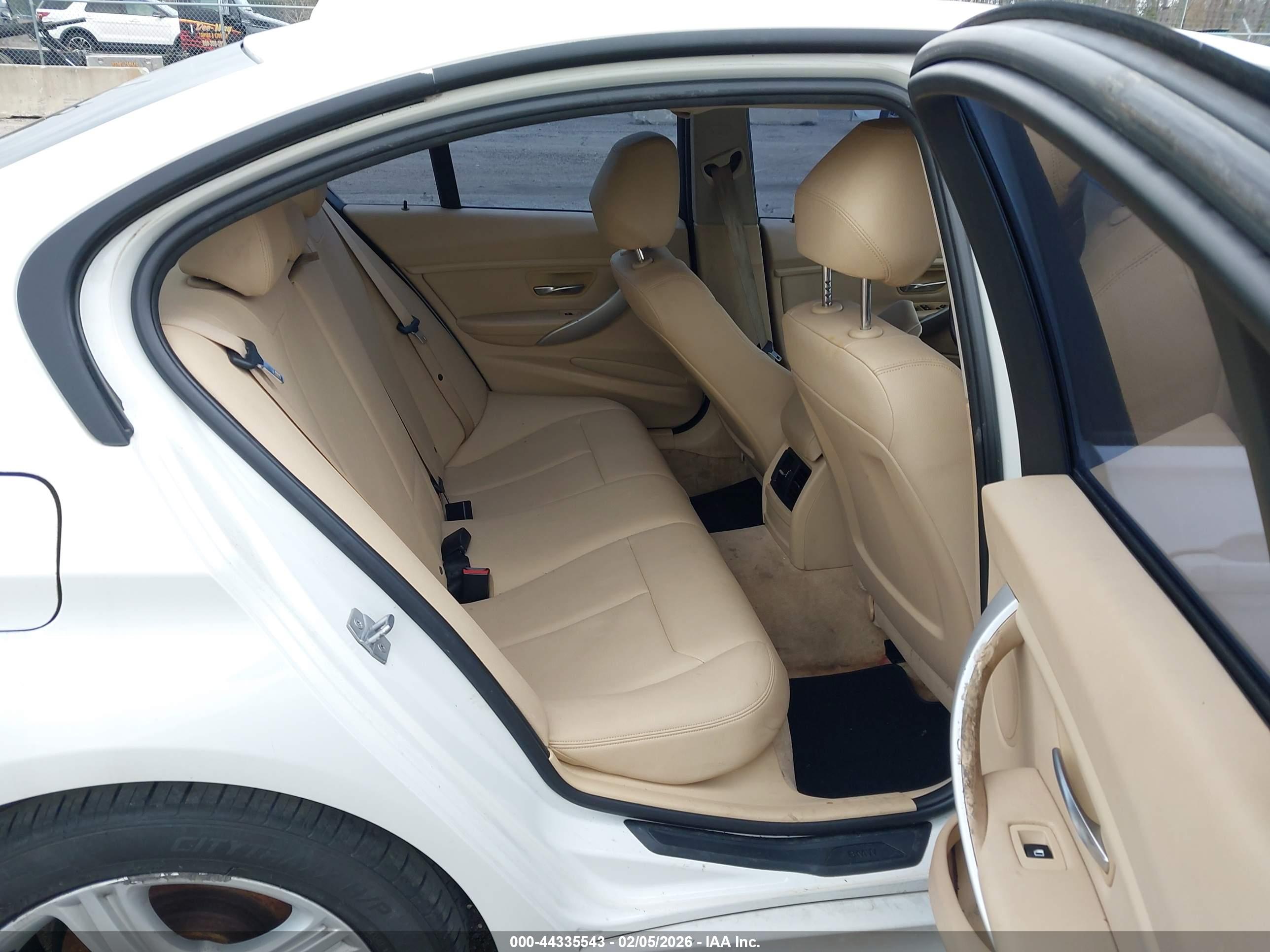 BMW 320I image 8