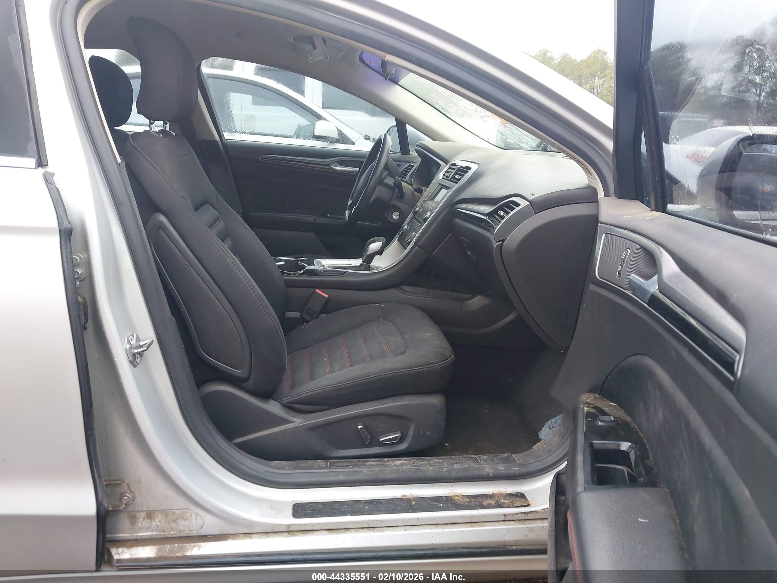 FORD FUSION image 5