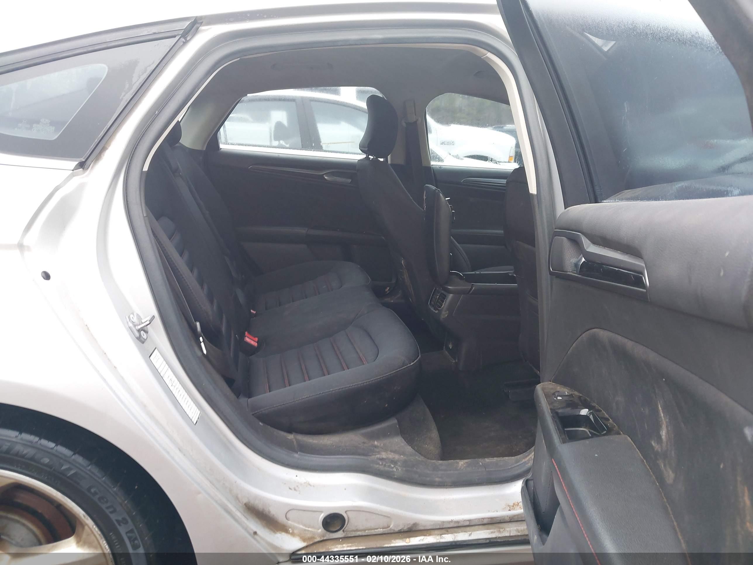 FORD FUSION image 8